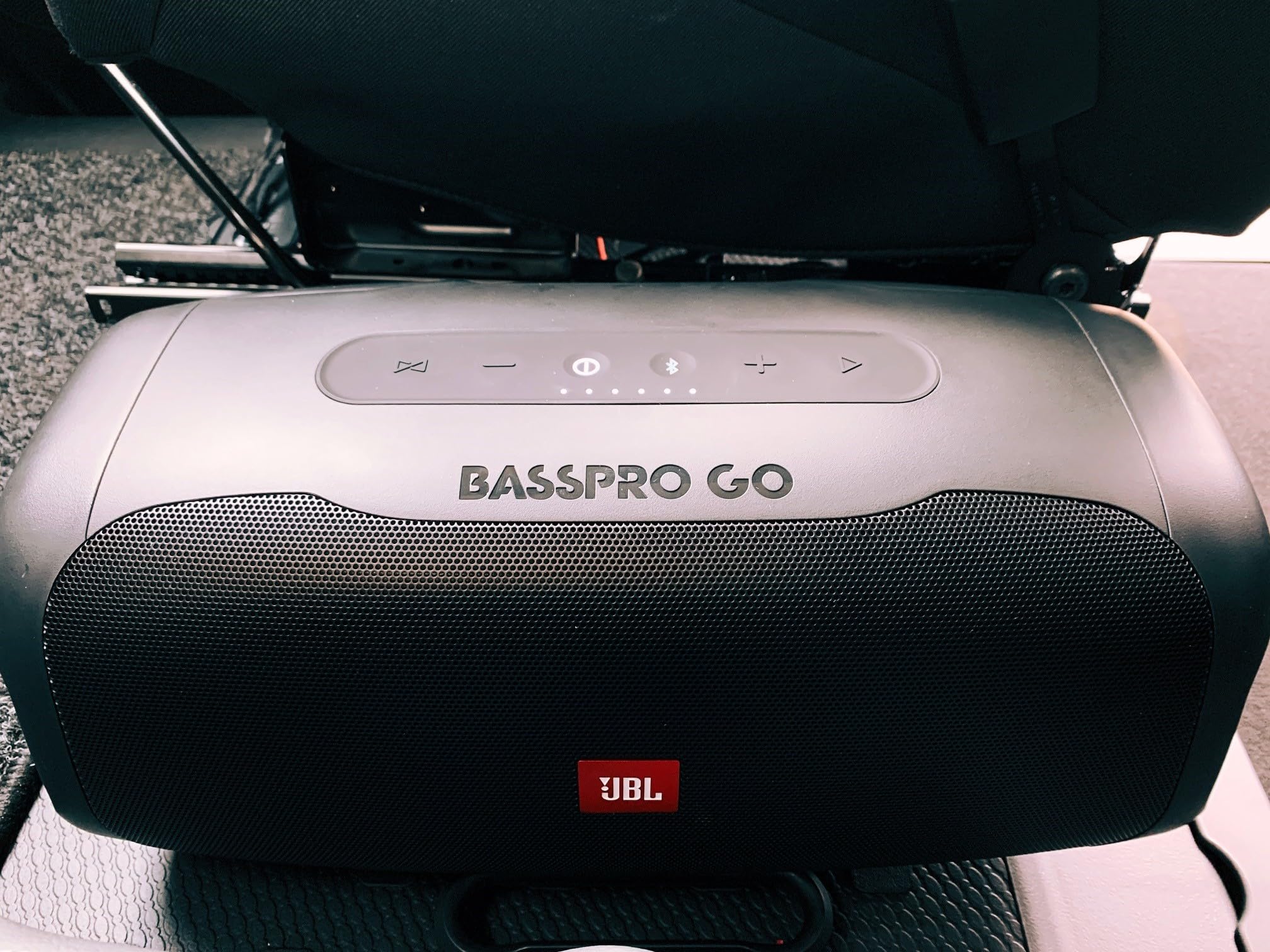 JBL BASSPRO Go - 2 in 1: Aktiv Subwoofer Auto und 200 Watt Bluetooth Party Lautsprecher in einem - Einsetzbar im Auto & daneben, Black