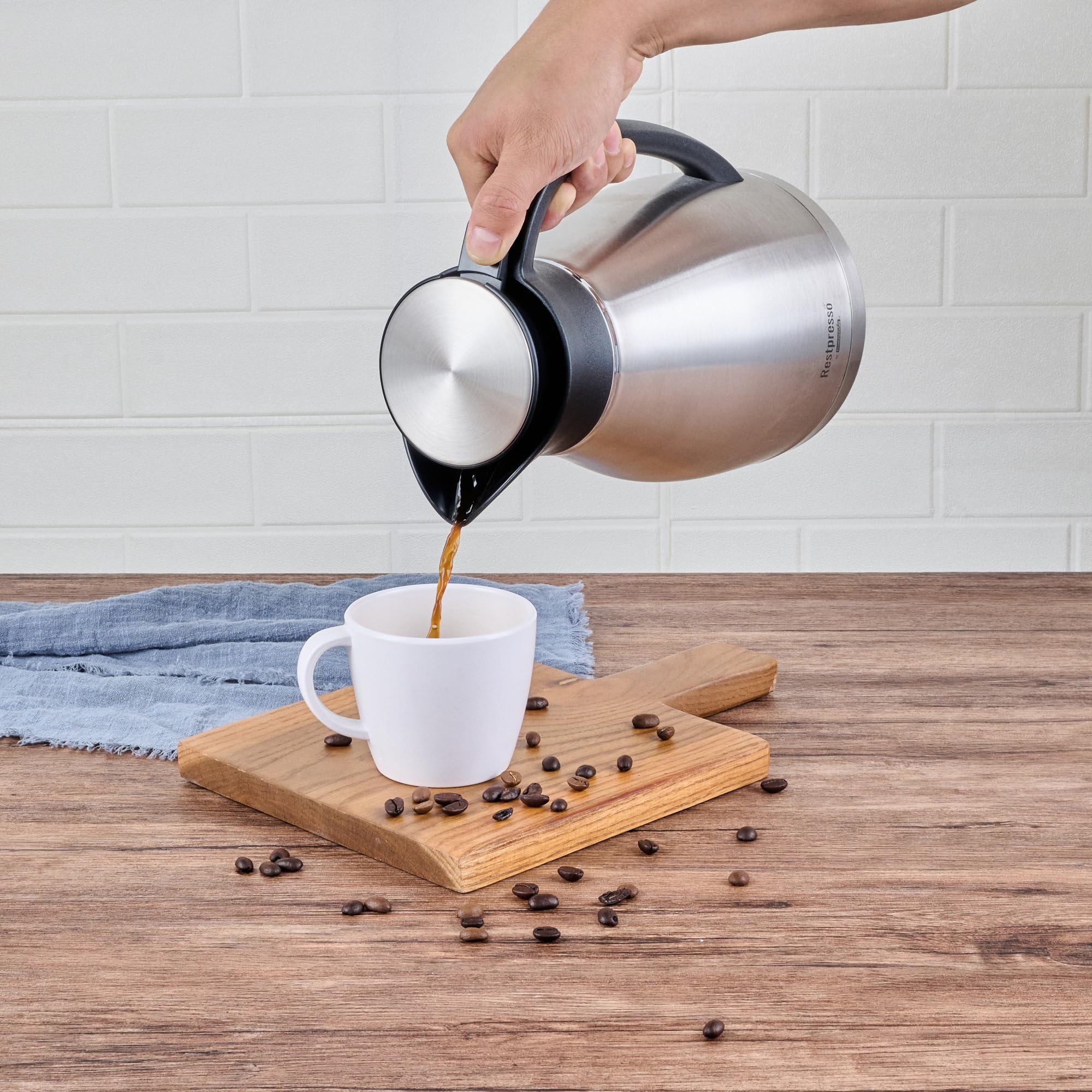 Restaurantware Restpresso - Jarra/servidor de café aislado al vacío de 67 onzas, 1 decantador de café de doble pared, botón, a prueba de fugas, dispensador de bebidas calientes de acero inoxidable