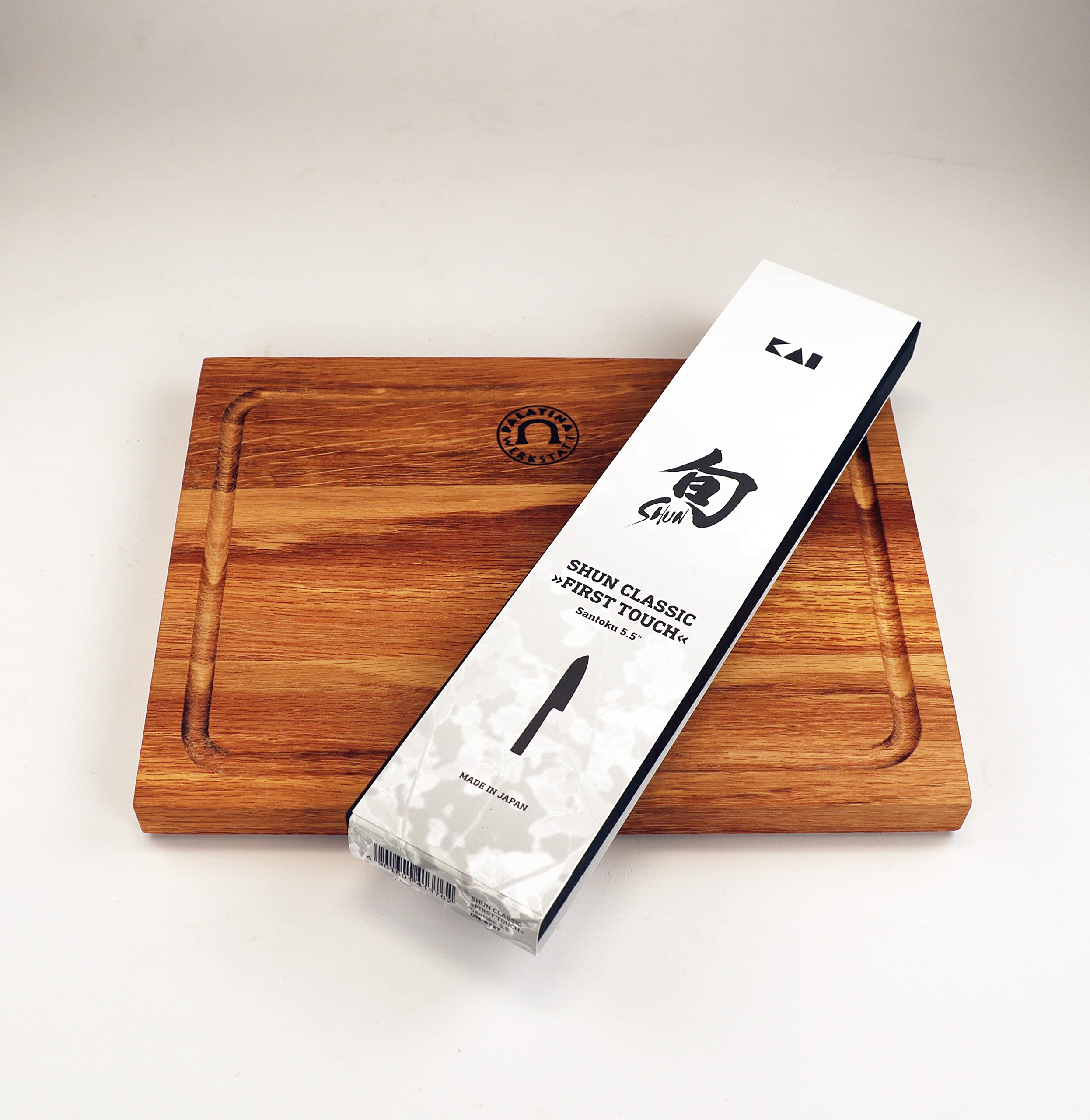 Kai Shun Classic Juego de cuchillos para damasco DM-0727, práctico cuchillo Santoku de acero damasco con hoja de 14 cm + estante de madera resistente y artesanal (roble) del Palatinado de 30x22 cm