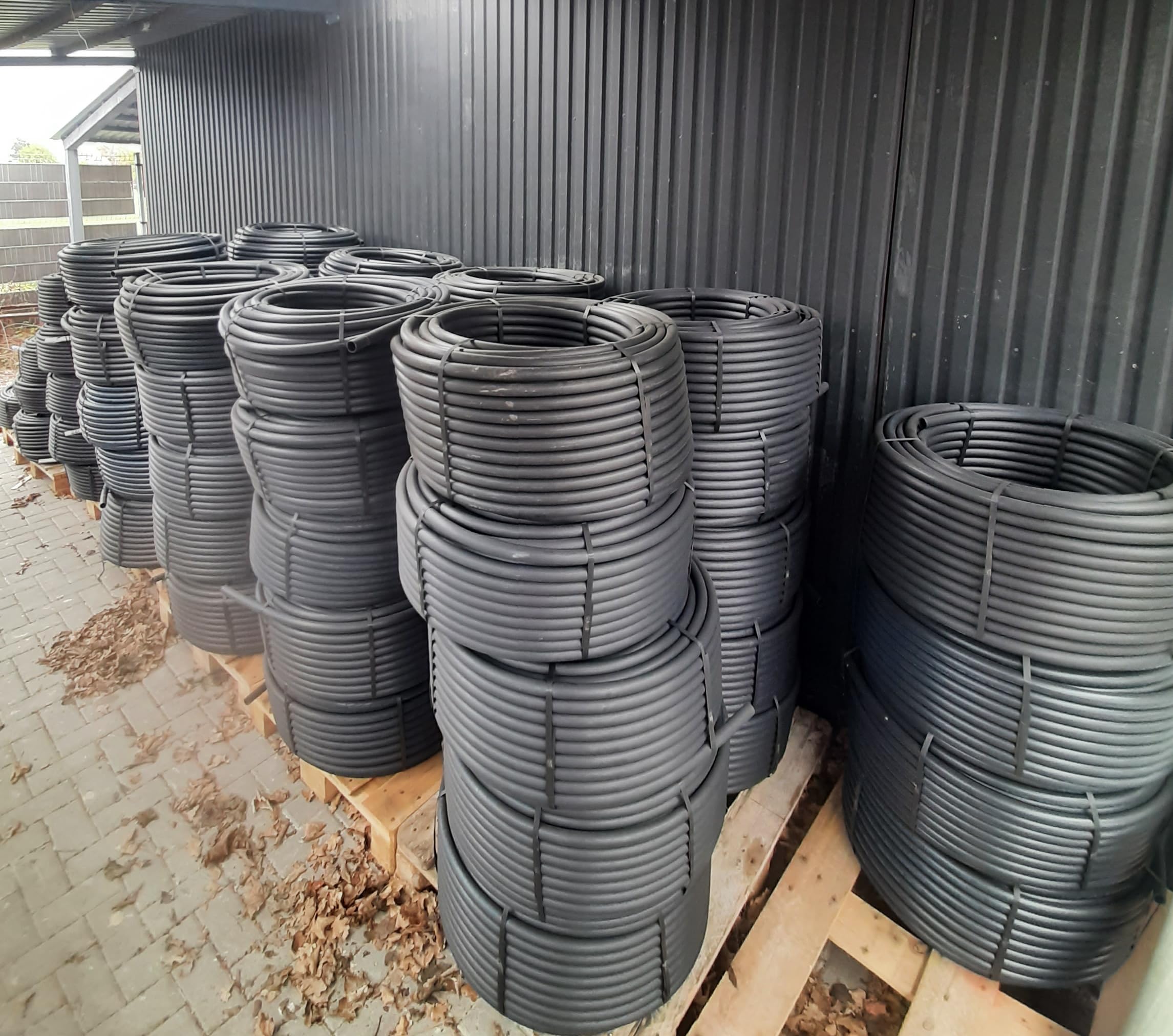 PE Rohr für Gartenbewässerung – verschiedene Größen & Längen – PN6 (6 Bar) Hochwertiges PE-Rohr (Polyethylenrohr) zur effizienten Wasserverteilung im Garten, auf Feldern (25mm - 25m)
