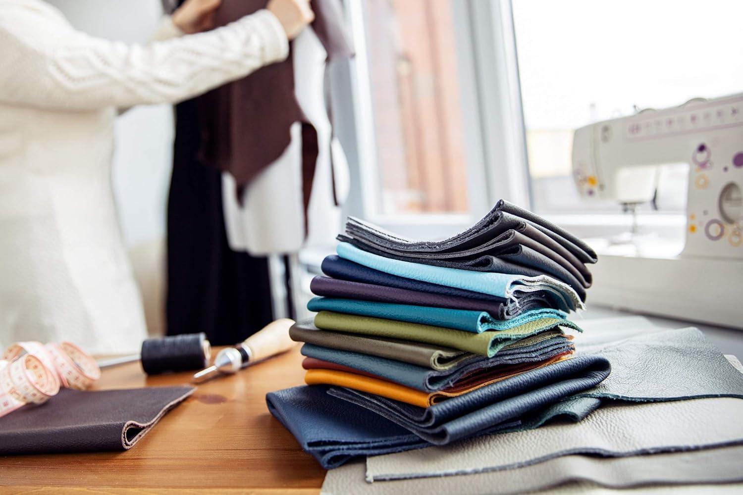 Leather Scraps - Pieces of Leather in Black Ideal for Craft Works, Extra Large, Quality Genuine Leather, Repair Bags, Textiles, Covering, Decoration, 1.76lb (0,8kg), Various Shades, Format A0 - Black