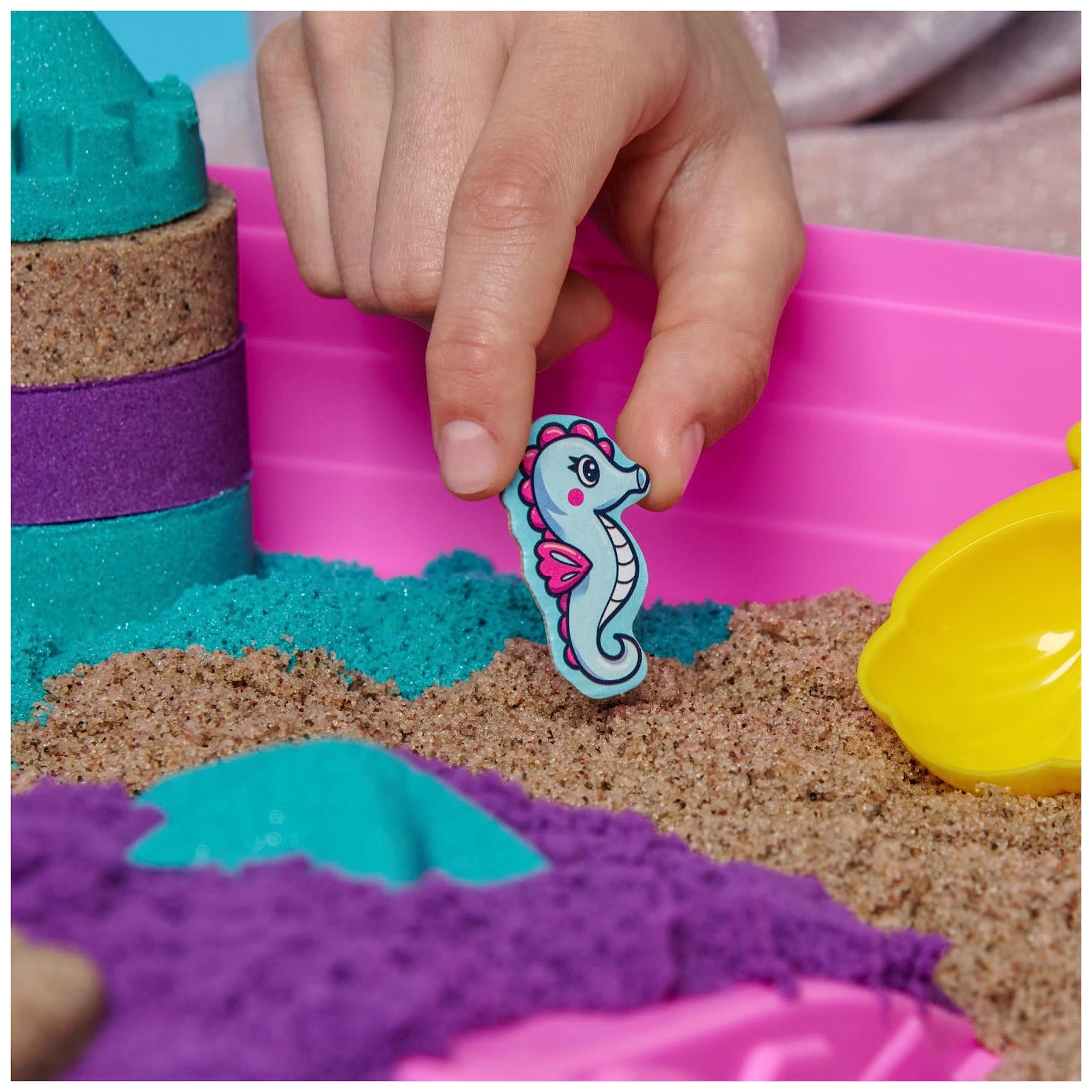 Kinetic Sand Sable Magique - Mallette Palais de Sirène 934 G + 8 Accessoires - Emportez Votre Sable Coloré Partout & Sculptez Vos Créations - Loisir Créatif Enfant - Jouet Enfant 3 Ans Et +