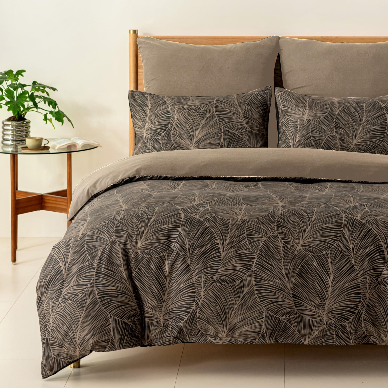 Tokokimo 3 Piece Microfibre Duvet Cover (135 x 150 cm) - Includes 1 Duvet Cover (240 x 220 cm) and 2 Pillowcases (50 x 75 cm) - Light Brown — image 1