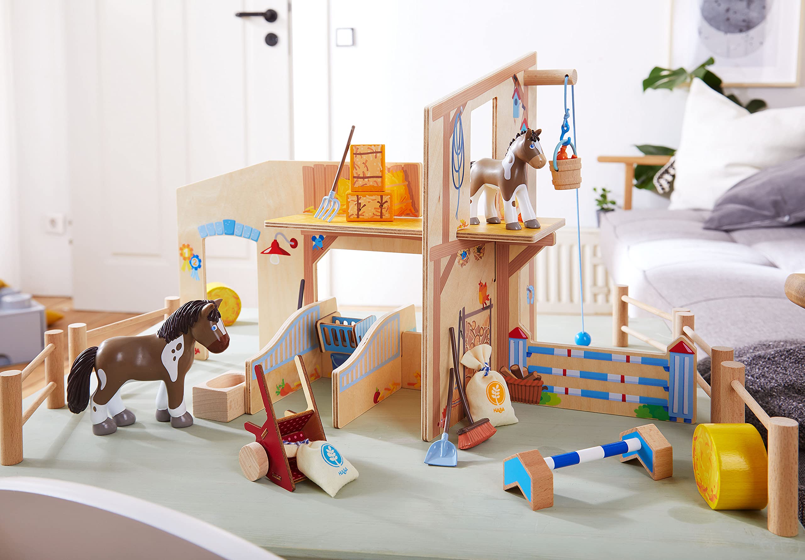 HABA 306156 - Little Friends Reiterhof Pferdeglück, Zubehör für Biegepuppen ab 3 Jahren, Bunt