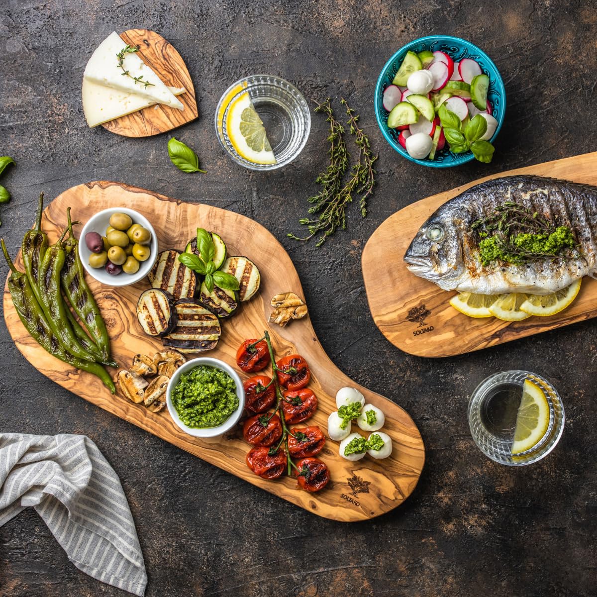 SOLTAKO "The Catania Rustic Board" Brett aus Olivenholz (40-43 cm) Olivenholzbrett Schneidebrett, Holzbrett, Frühstücksbrett, Steakbrett, Naturschnitt (40 x 17 x 2 cm)