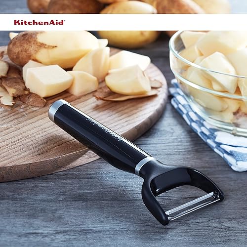 Vista 6 de KitchenAid - Pelador en Y con mango ergonómico y cuchilla de un solo filo – Apto para lavavajillas con cubierta protectora Negro ónice