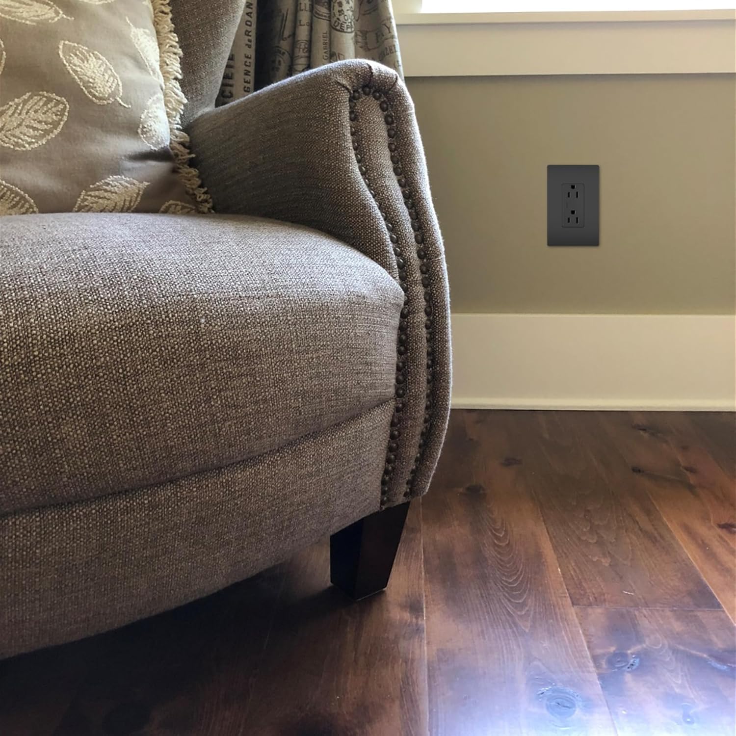White Tamper-Resistant Duplex Outlet with Thermoplastic Faceplate