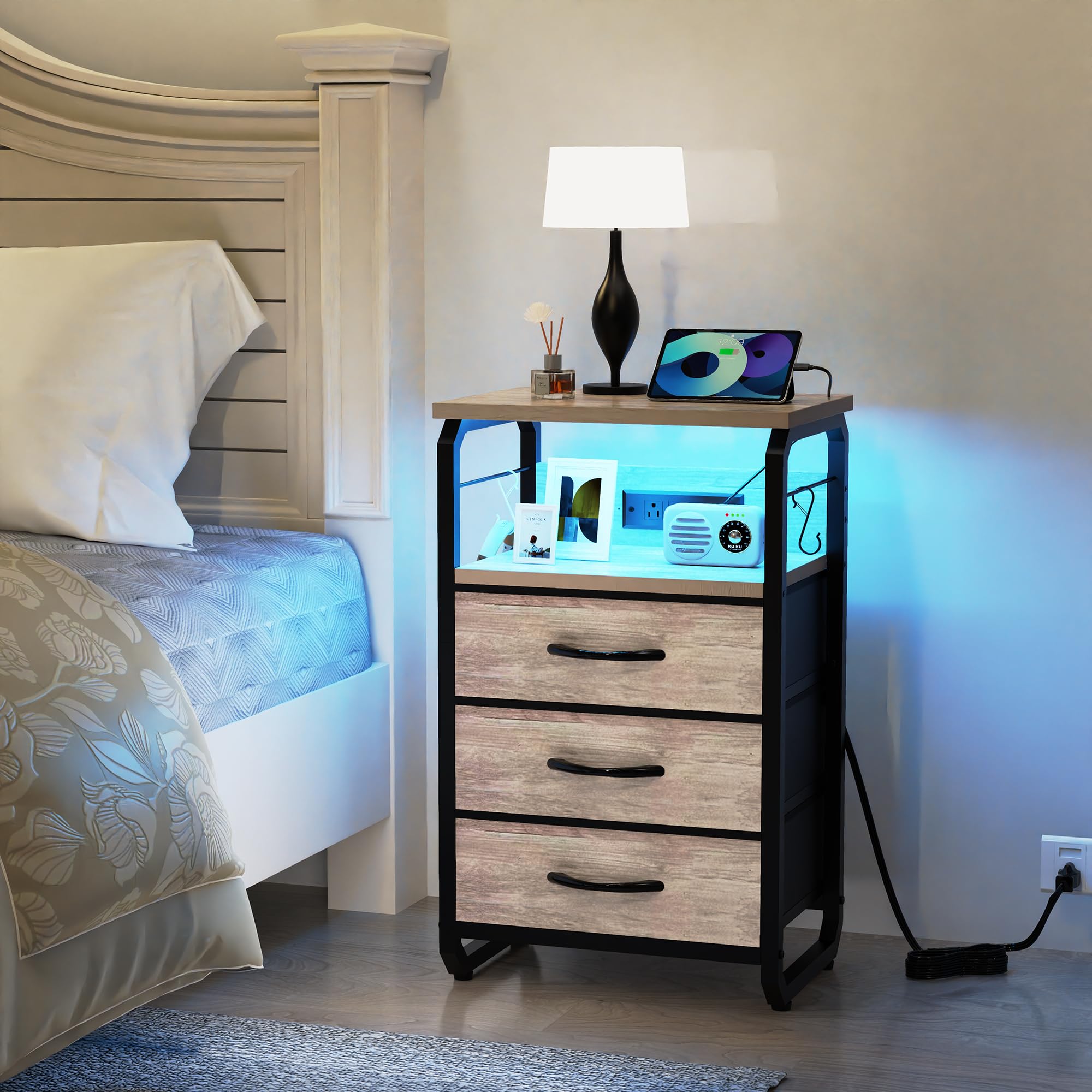 runjuly Tavolino da letto con 3 cassetti in tessuto, comodino con stazione di ricarica, comodino a LED con ganci, comodini con contenitore, comodini per soggiorno, camera da letto (beige)