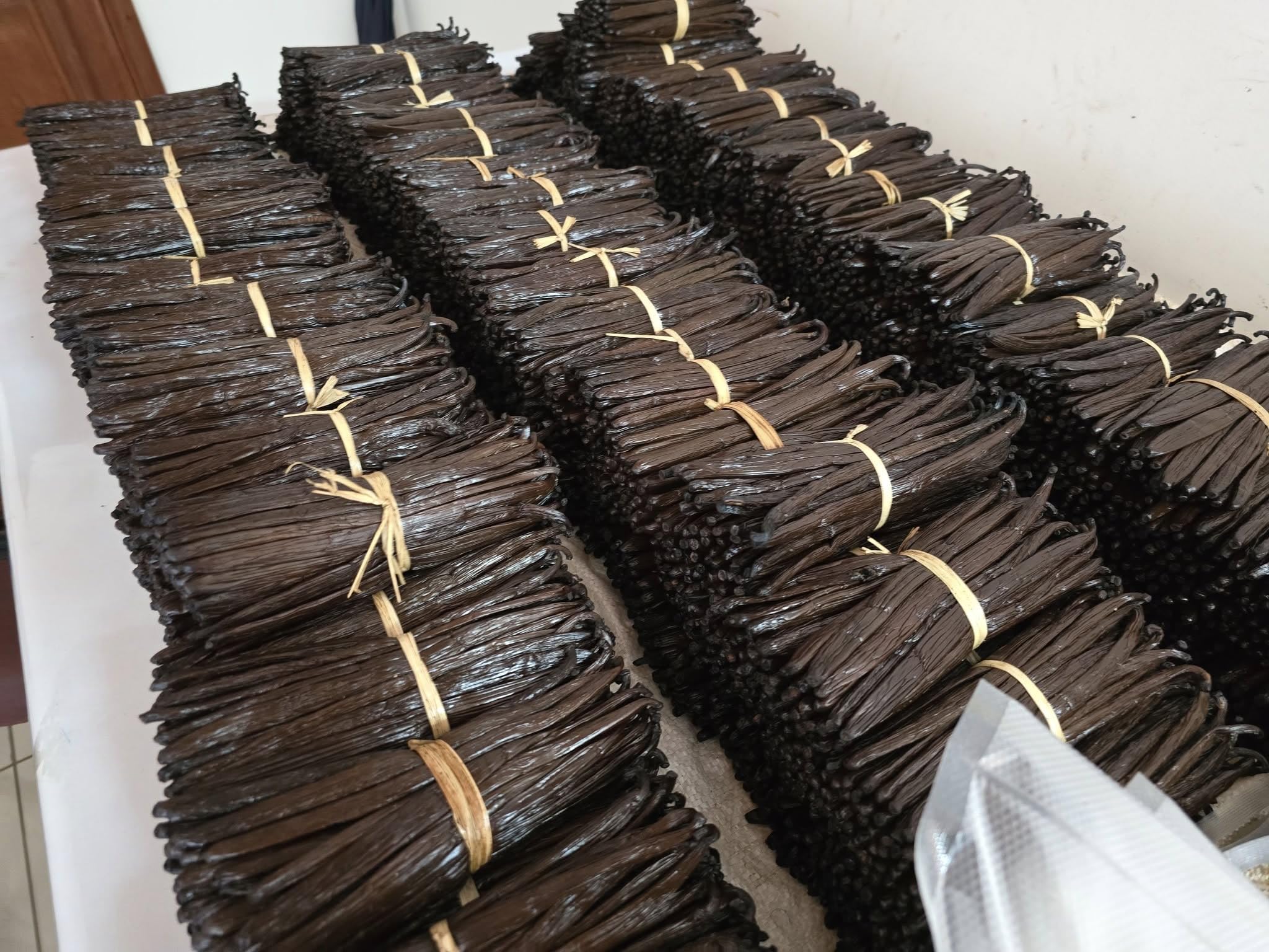 Vaniglia Bourbon del Madagascar - Bacelli Interi, Profumati e Carnosi - Confezione da 1 Kg - Prezzi da Ingrosso e Convenienti - Prodotto Premium per Professionisti (vaniglia da 14 a15 cm)