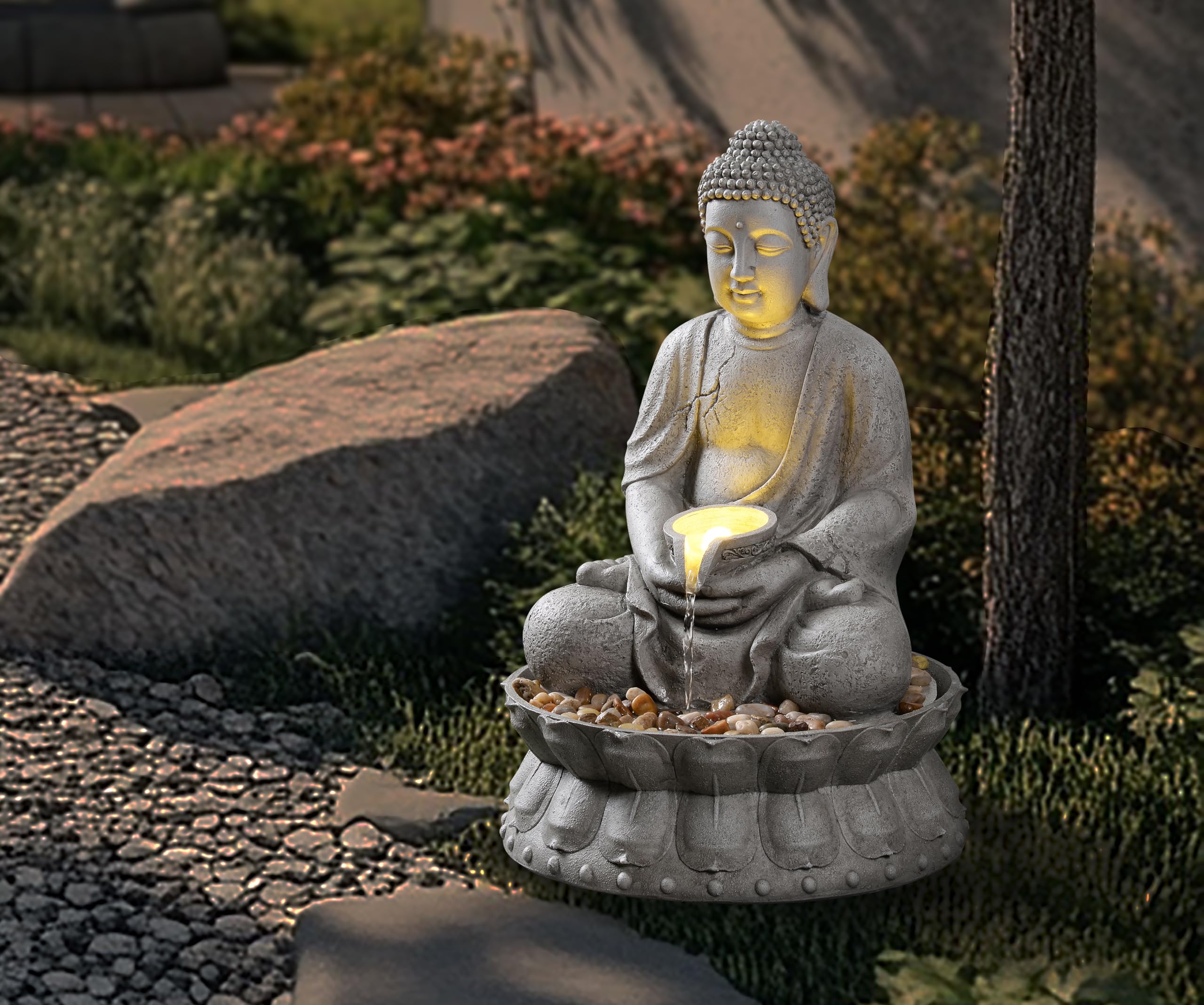 Fontaine à eau d'extérieur Bouddha méditant avec lumière LED, finition pierre grise, base lotus avec galets