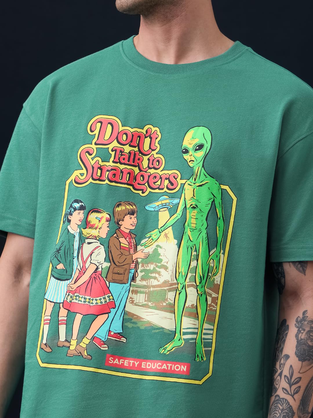 The Souled Store Steven Rhodes: Don't Talk to Strangers - Maglietta a maniche corte da uomo e ragazzo, girocollo, stampa grafica verde, spalle cadute, in cotone