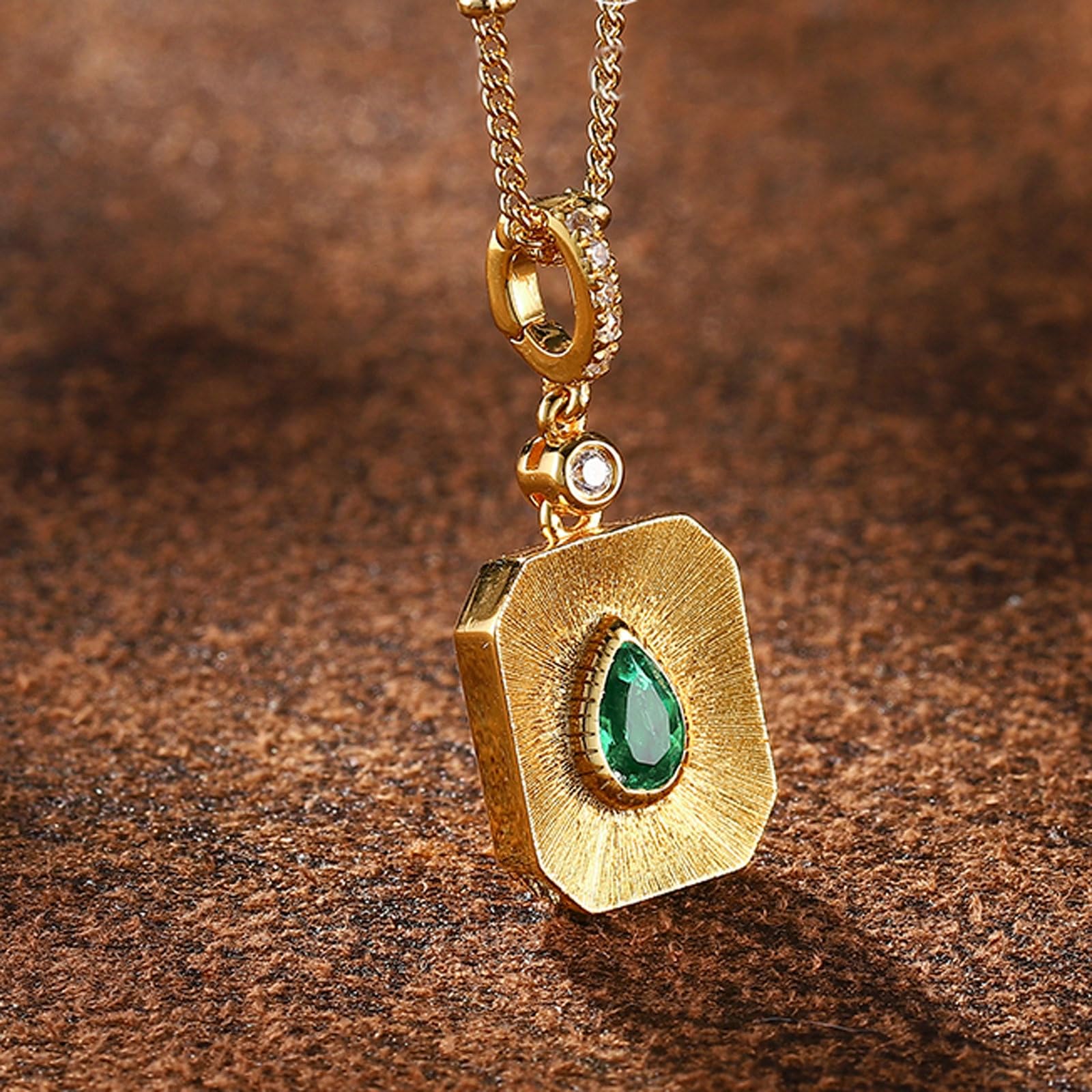 Damen 9K 14K 18K Gelbgold Mattes geometrisches Anhänger mit 0,5 ct im Labor hergestelltem Smaragd und Moissanit