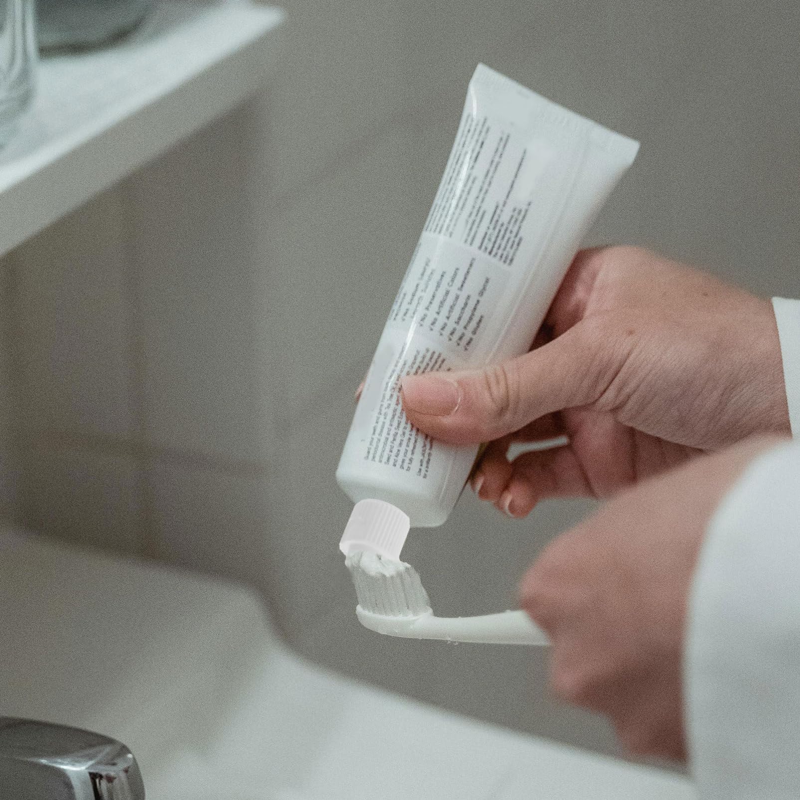 HOLIDYOYO Toothpaste Tops Plastic Travel Toothpaste Covers Easy Flip Cap for Long-Term Use