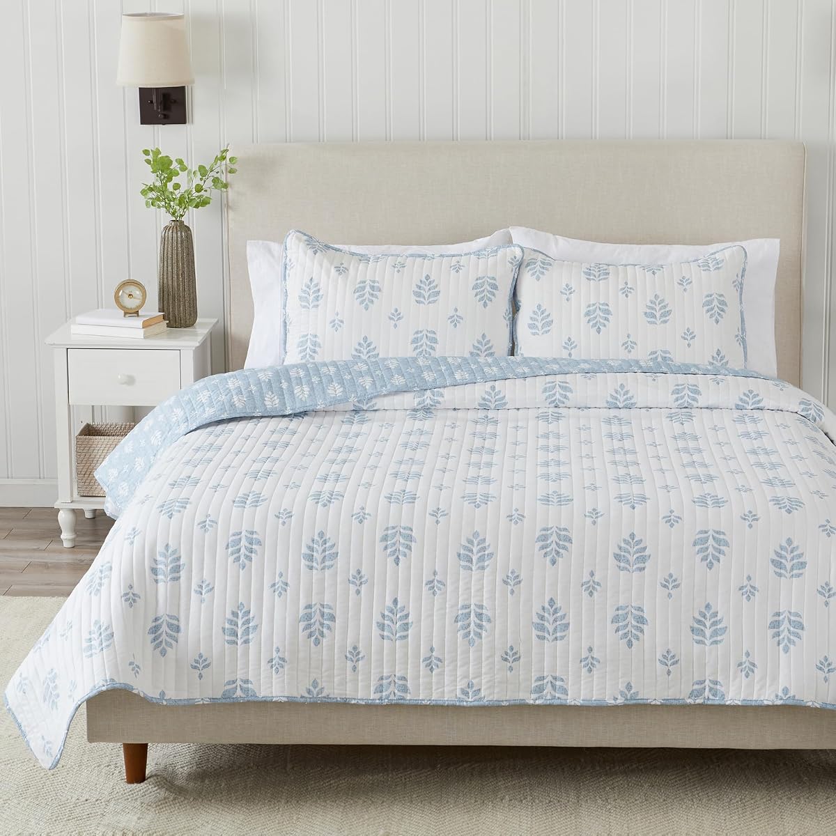 Great Bay Home Floral Full/Queen Quilt Set with Shams, French Floral Bedding Set, All-Season, Lightweight Bedspread. Reversible, Farmhouse Bedding. (Full/Queen, Colette Blue).