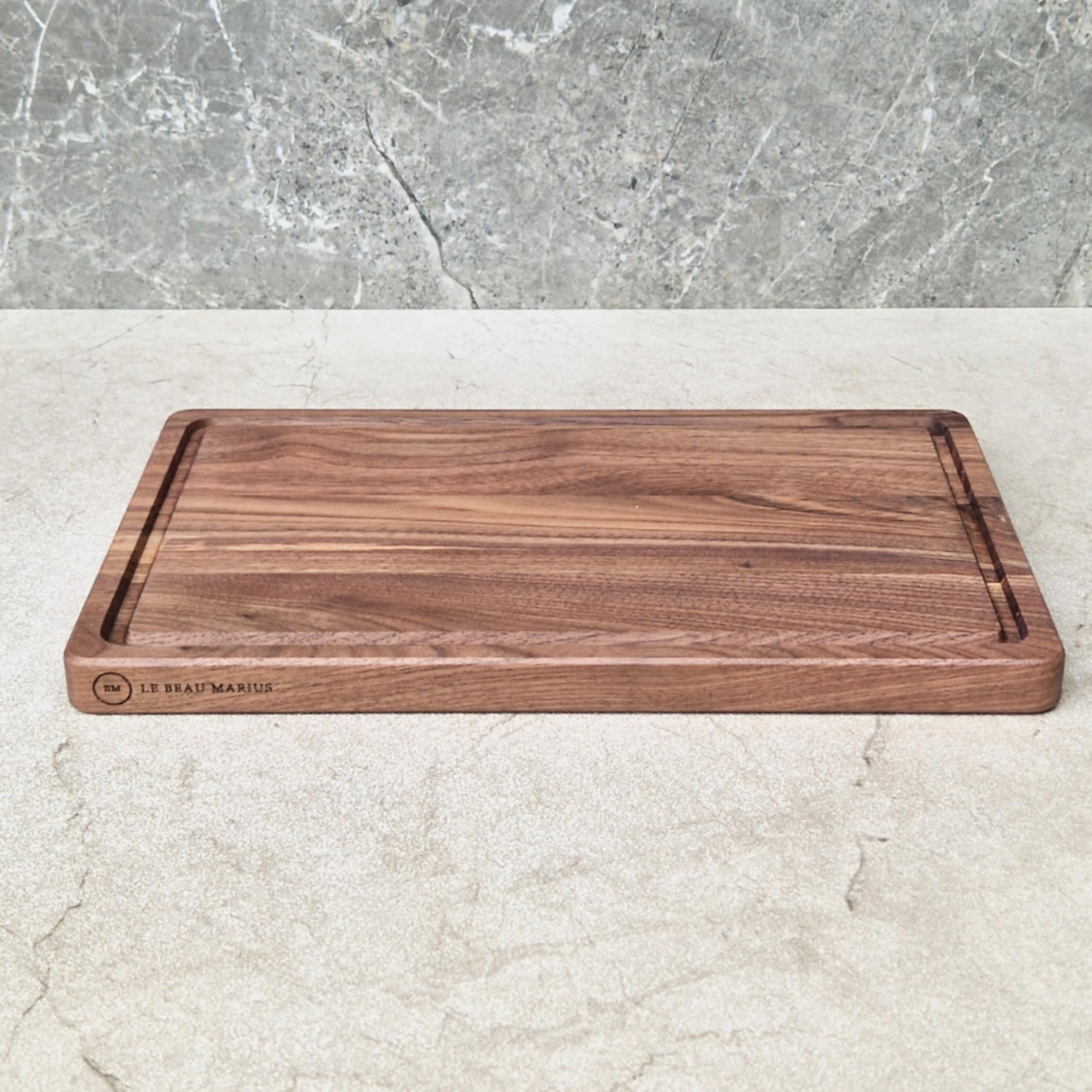 Tagliere in noce americano con gola — Finitura cera dura | 31×20cm | Regalo cucina premium | Le Beau Marius