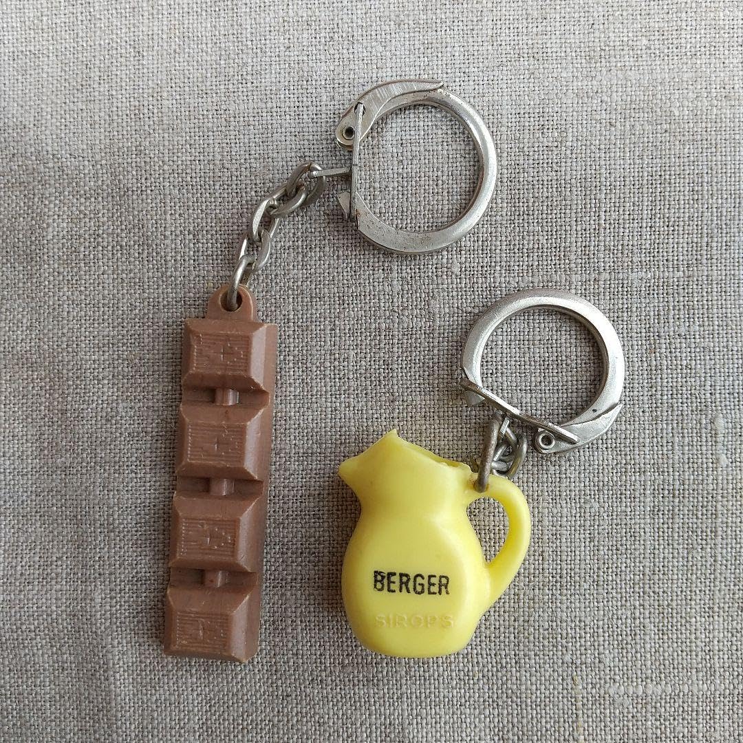 g241-g フレンチキーホルダー　フランス　ノベルティ　レトロ　30個 g241-g フレンチキーホルダー フランス ノベルティ レトロ 30個