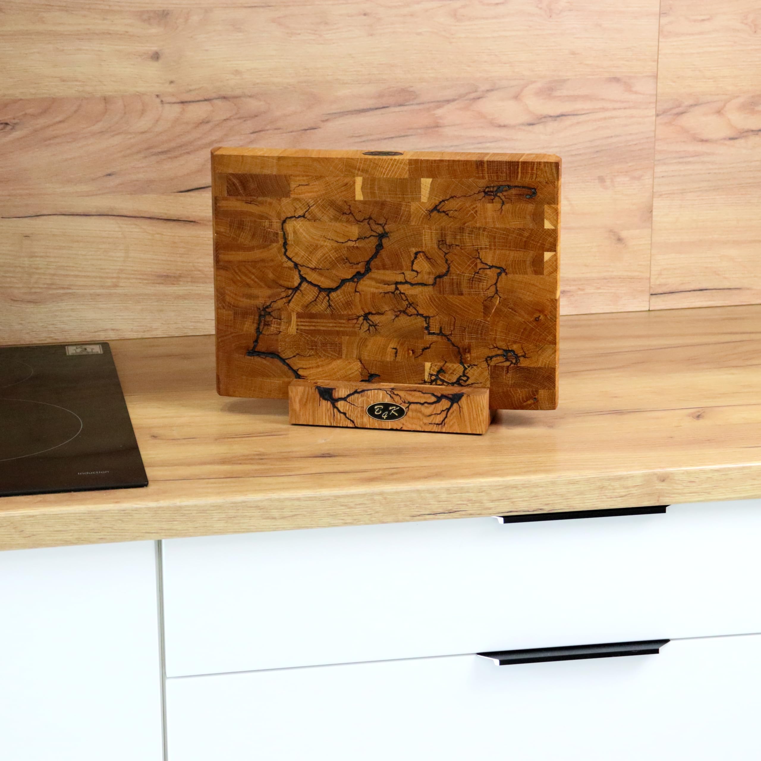 B4K® Hackblock mit Ständer aus Eiche 35x25x4 cm | Lichtenberg-Blitze Design | Premium Hirnholzbrett mit Griffen | Handgefertigtes Schneidebrett | Antibakteriell & Messerschonend