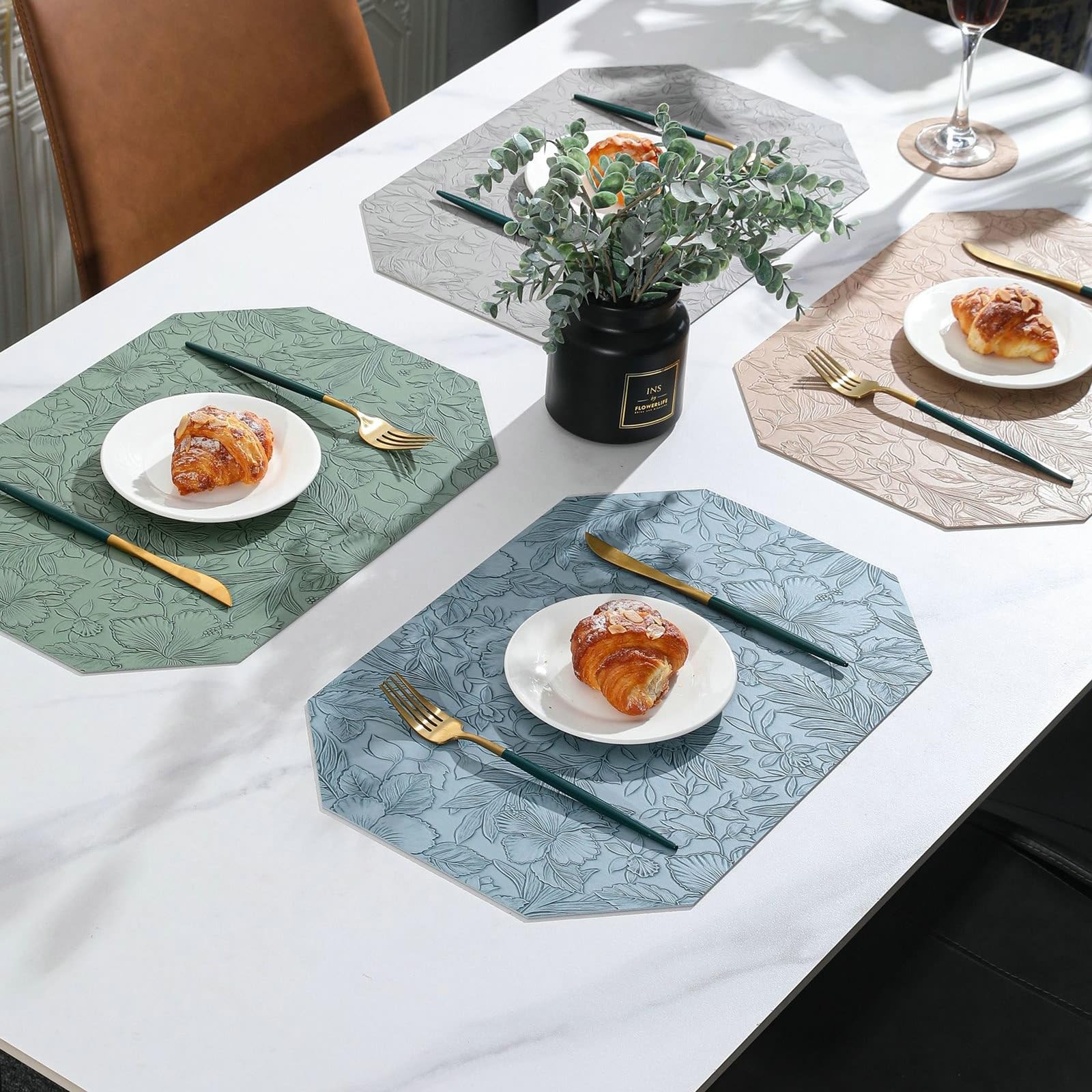Set di 8 tovagliette ottagonali, effetto pelle, fiori in rilievo, blu cielo, 30 x 43 cm, per cucina, tavolo da pranzo, matrimonio, lavabili