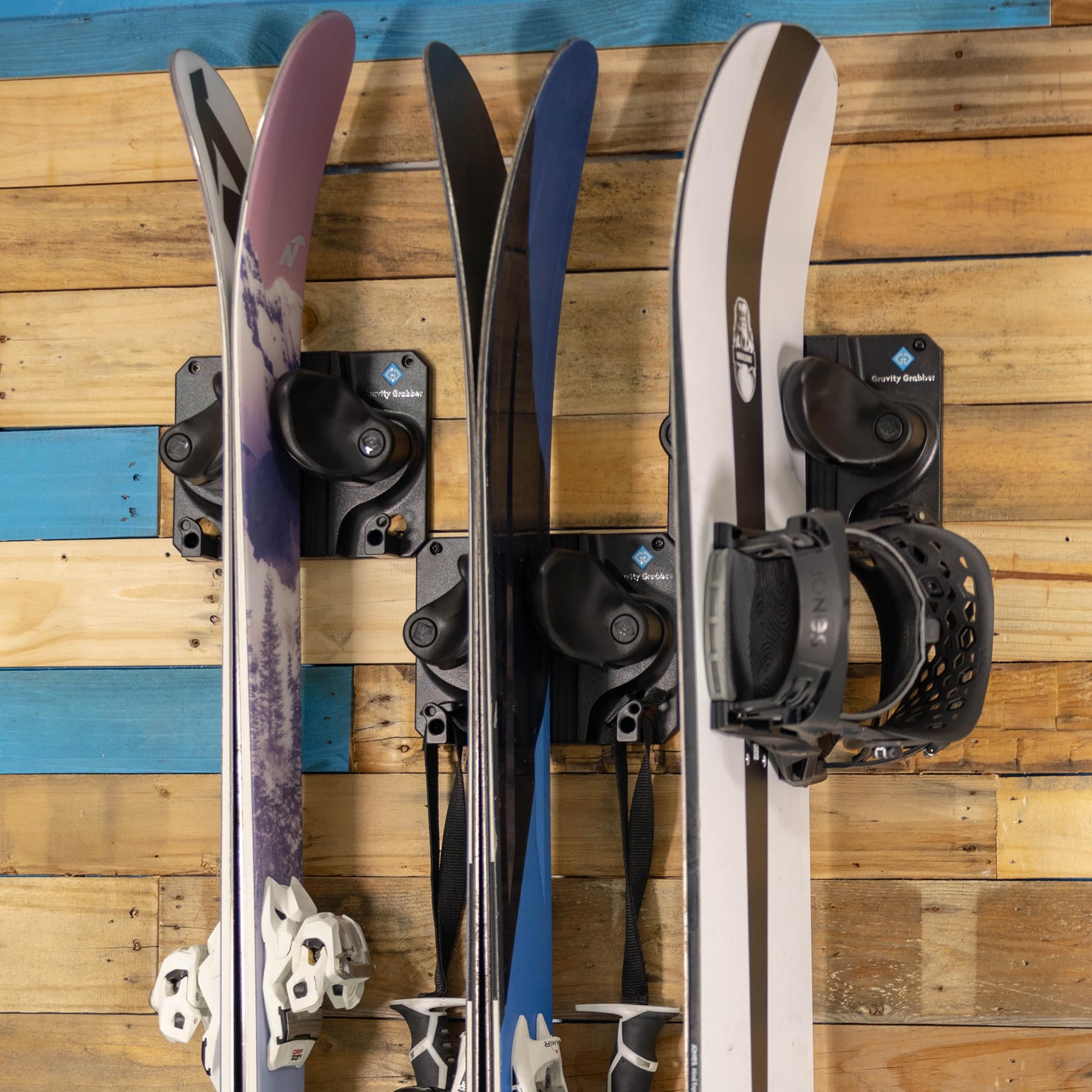 Gravity Grabber Soporte de pared para esquís y snowboard, almacenamiento seguro y antideslizante, compatible con cualquier esquí o tabla, organizador de garaje y colgador de equipo de alta resistencia