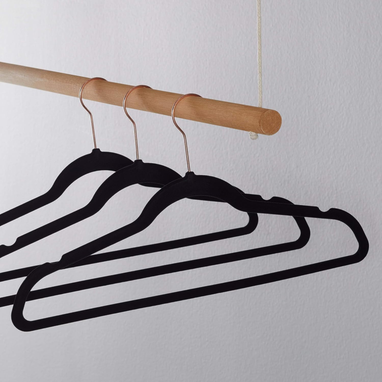 Tор Brаndѕ Amazon Basics Slim, Velvet, Non-Slip Suit Clothes Hangers, Black/Rose Gold - Pack of 100