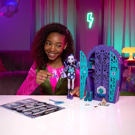 Monster High Skulltimate Secrets Doll & Accessories Set, Garden Mysteries Twyla with Reveal Closet & 19+ Tea Party Surprises like Clothes, HYT74