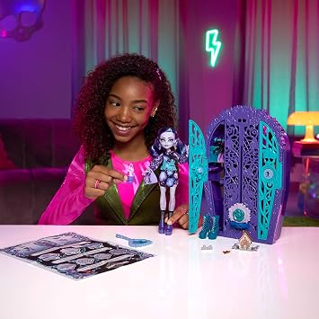 Monster High Skulltimate Secrets Doll & Accessories Set, Garden Mysteries Twyla with Reveal Closet & 19+ Tea Party Surprises like Clothes, HYT74
