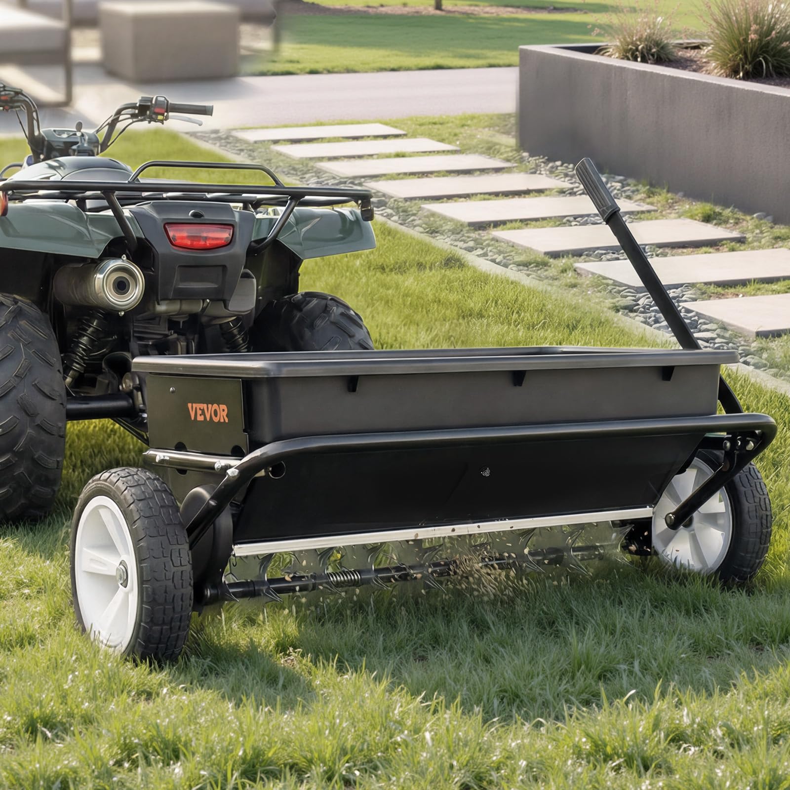 VEVOR Épandeur Engrais Tracté 45 kg Épandeur à Semence à Remorquer avec Aérateur Gazon, Semoir pour Graines, Sel, Compatible avec VTT UTV, Largeur Épandage 81 cm, avec Attelage Universel, Roue 25,4 cm