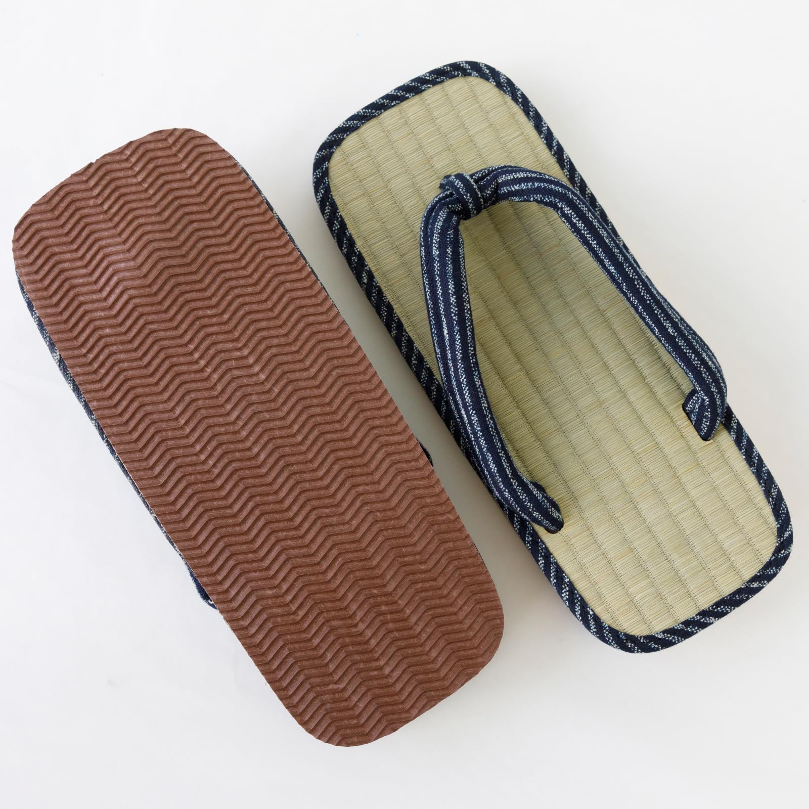 Asayu Japan Sandales Traditionnelles Japonaises en Igusa, Fabriquées au Japon, Tatami Zori, Absorbantes et Résistantes aux Odeurs - Rayures Bleues, Taille Homme EU 40 à 43.