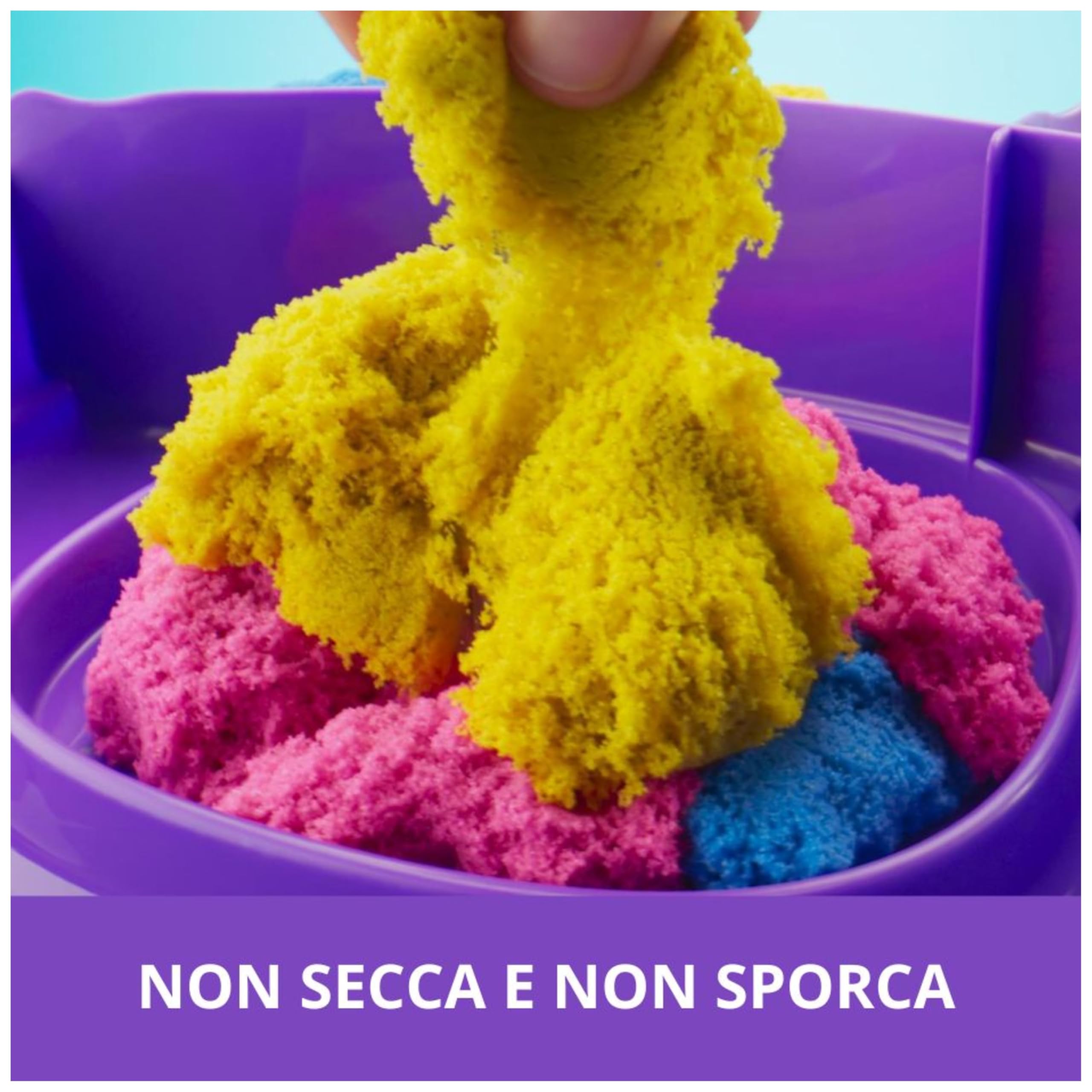 Kinetic Sand, Set di Gioco Squish Motion, Sabbia Colorata Rosa, Gialla, Blu, Sabbia Cinetica 453g, 5 Accessori, Comoda Valigetta. Giocattoli per Bambini e Bambine, 3+ anni