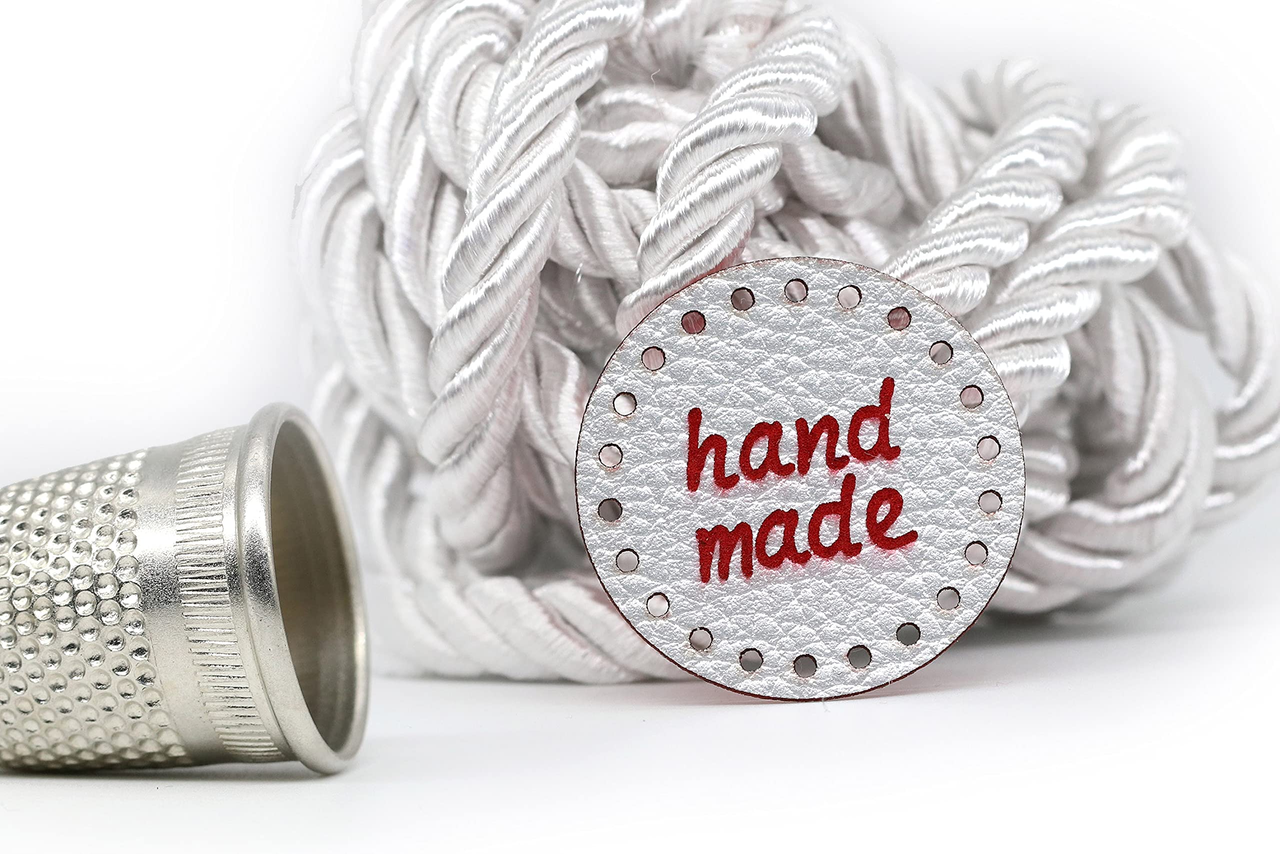 Etichette Handmade PU Rotonde - Rosso-Argento MOD. RO02 - Tag Handmade Etichette Etichette Handmade da Cucire Fatto a Mano (30 Pezzi - Testo Personalizzato)
