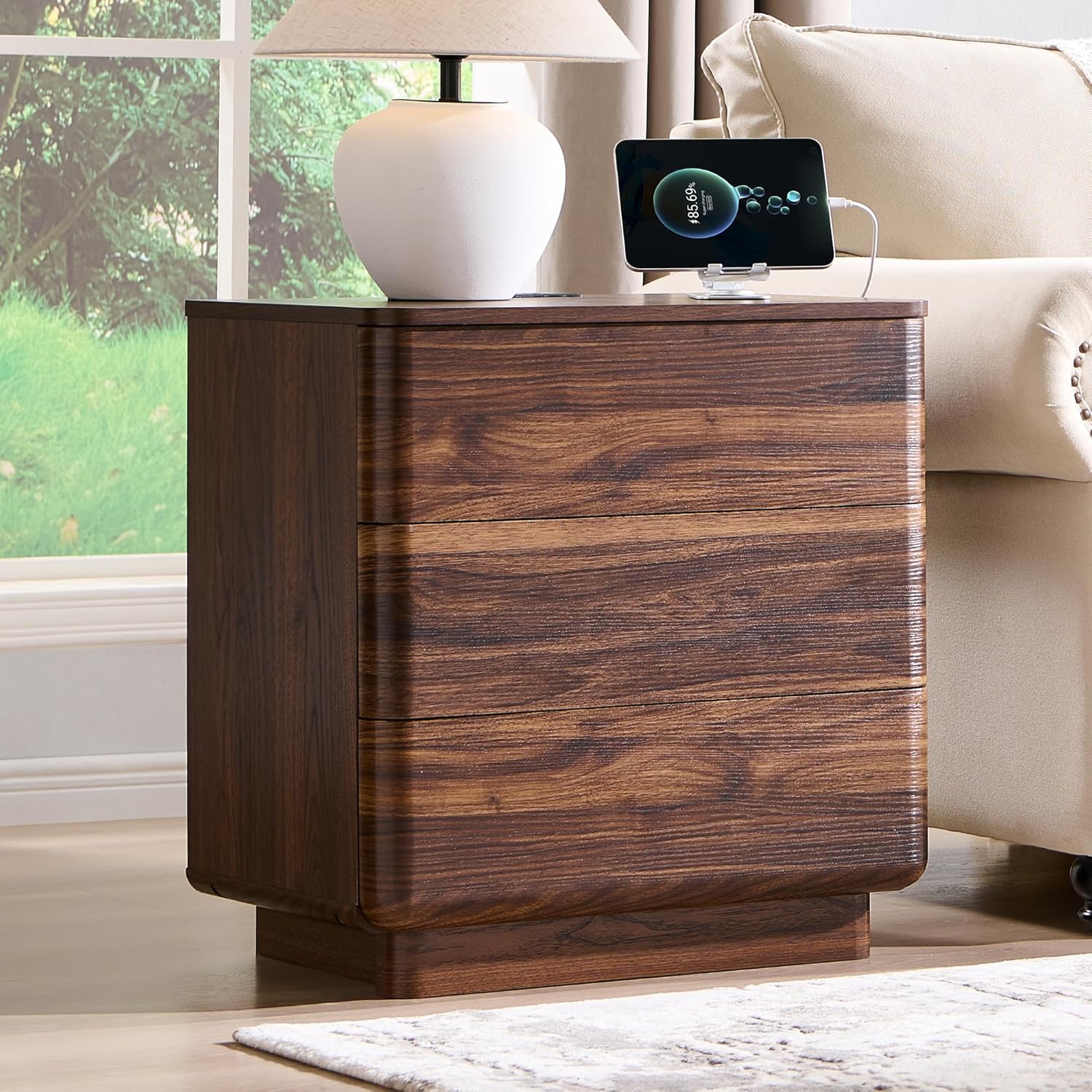 JXQTLINGMU 22" Modern Nightstand with Charging Station, Large Push-to-Open End Table, Wood Bedside Table w/Curved Profile Design, Handleless 3 Drawer Night Stand for Bedroom, Living Room, Natural Oak