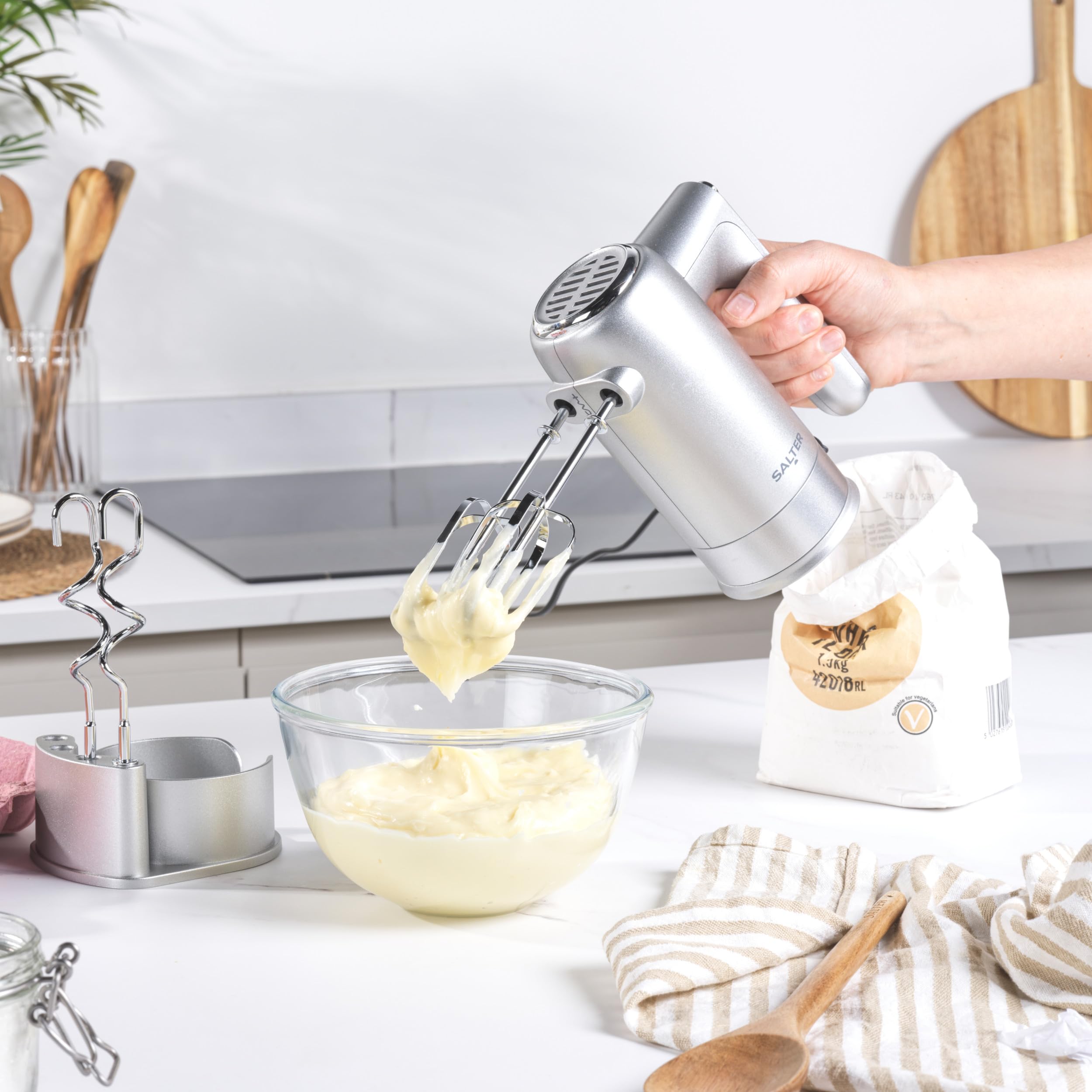 Salter EK5613BMMS Aspen Mixer Manuale – Frusta Elettrica per Dolci, Sbattitori e Ganci per Impasto, Base di Stoccaggio, 5 Livelli di Velocità, Funzione Turbo, Funzione di Espulsione, 300W
