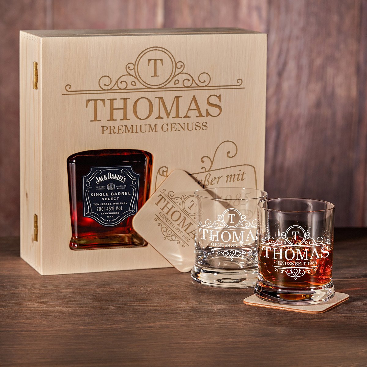 Holzkiste Personalisiert mit Gravur - mit Jack Daniel's Single Barrel Tennessee Whiskey - 6-TLG Whisky Geschenk-Set Motiv - Initial Ornament