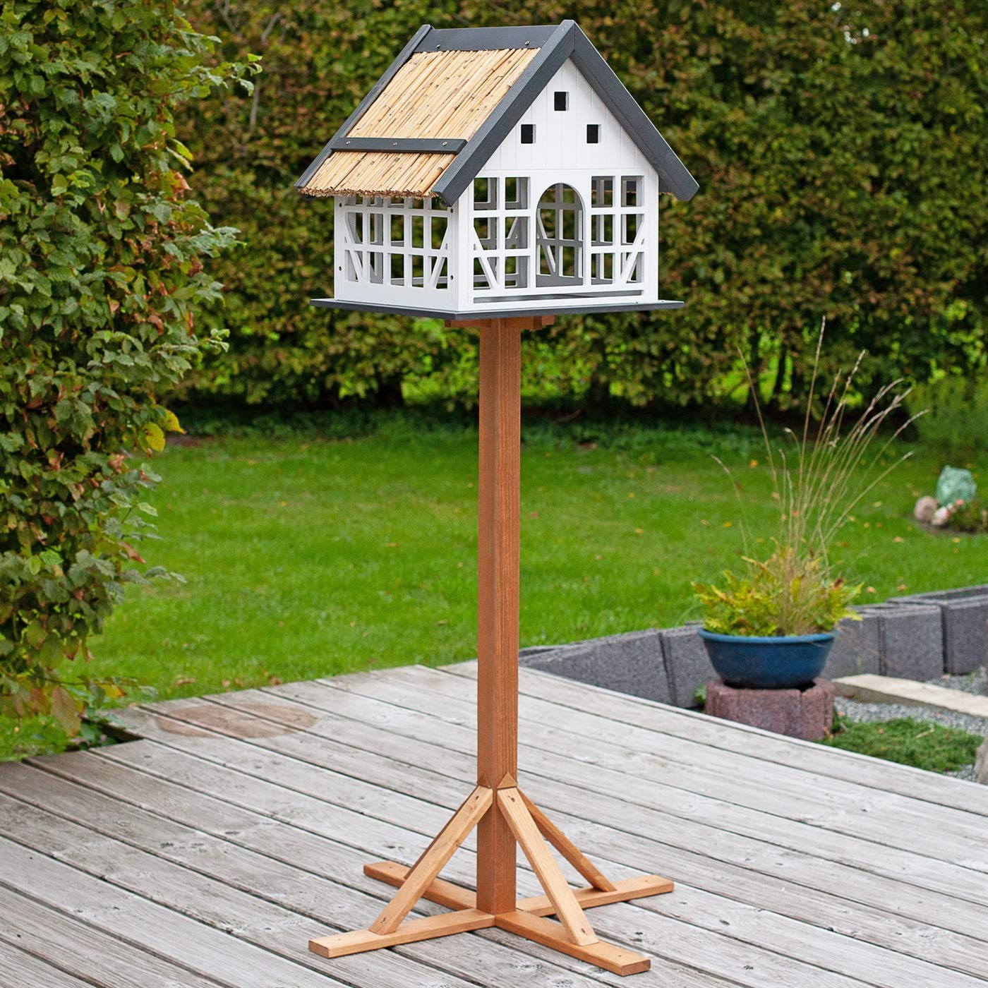 VOSS.garden Lindau Vogelhaus inklusive Ständer Groß Fachwerkstil Reetdach Weiß Grau