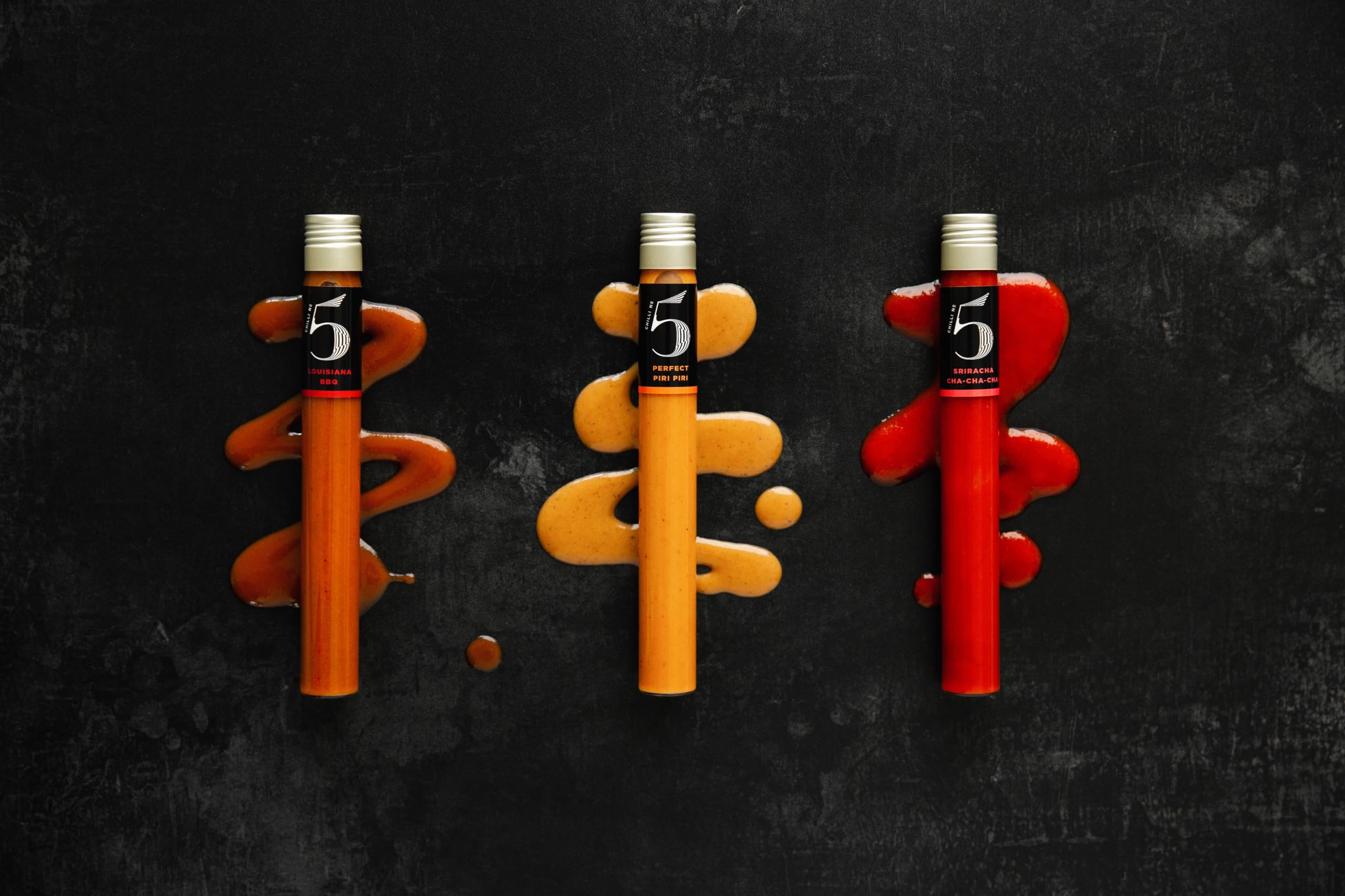 Chilli No. 5 Passport Piccanté | Coffret Sauce Piquante du Monde- 12 flacons en verre de 25 ml, Coffret Cadeau Gourmet, Super-aliments Sains, Végan, Sans Gluten, Sans Arômes