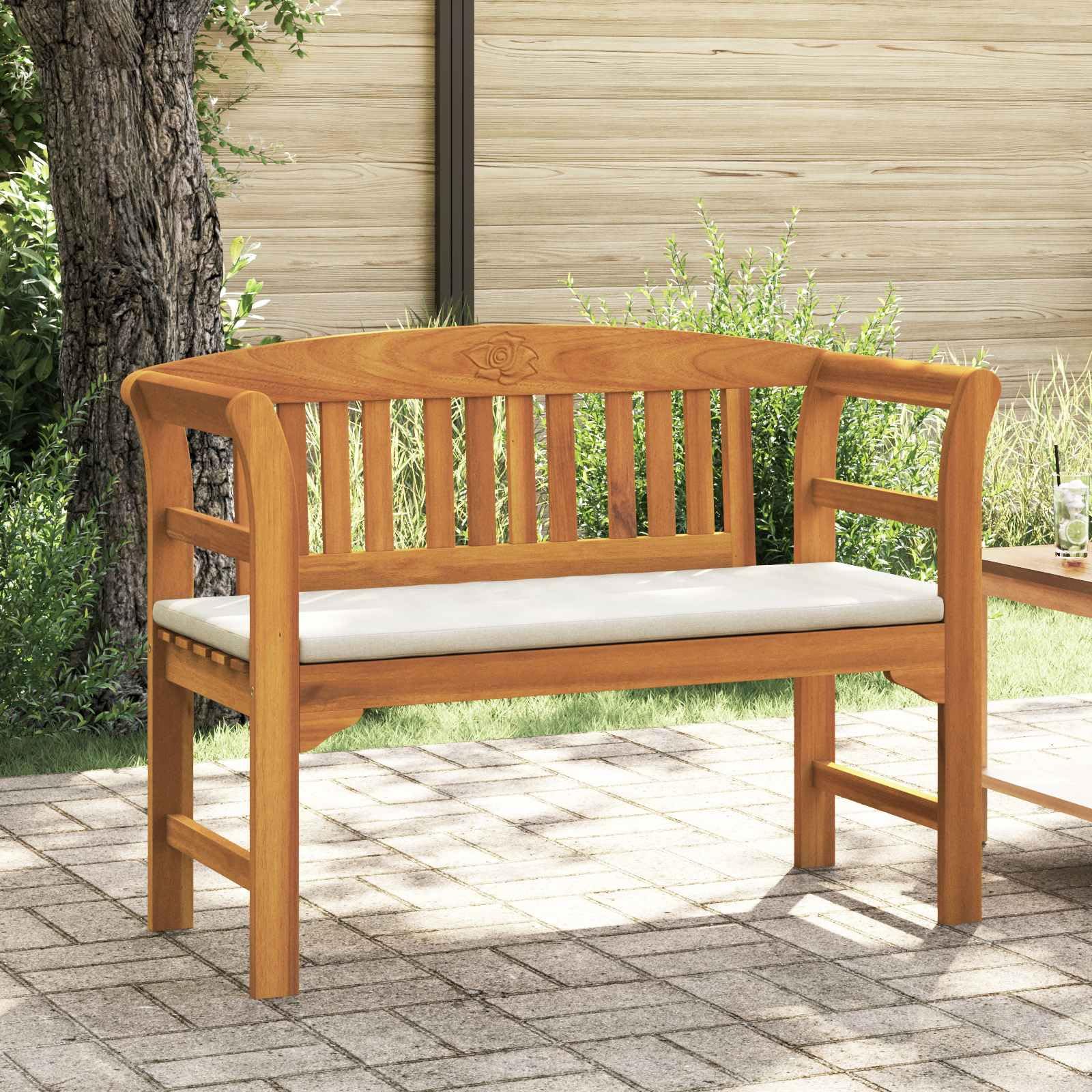 Banco de madera estable con reposabrazos para descansar al aire libre