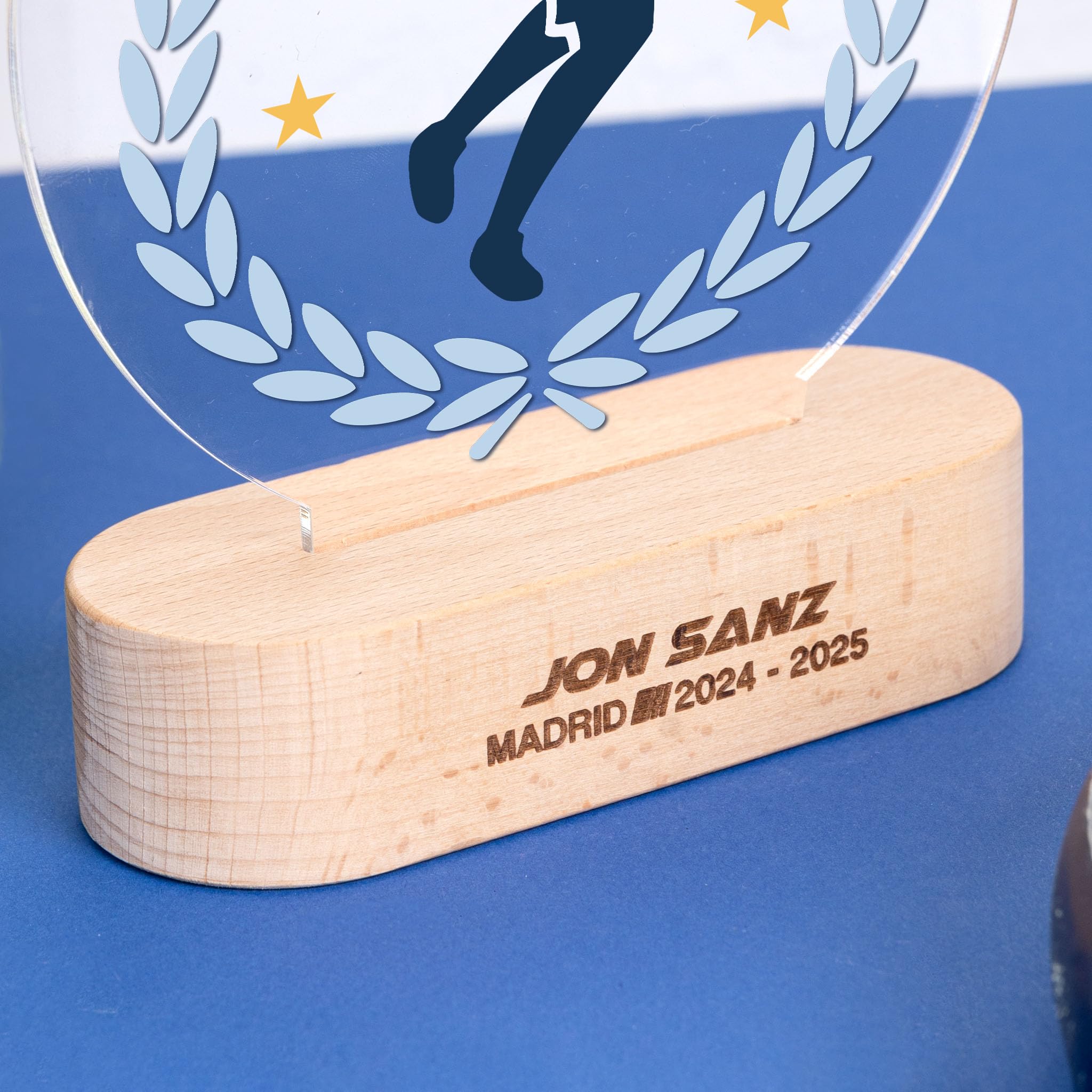 Trofeo Personalizado con Foto y Texto Placa de Metacrilato Impresa a Color Base de Madera Natural