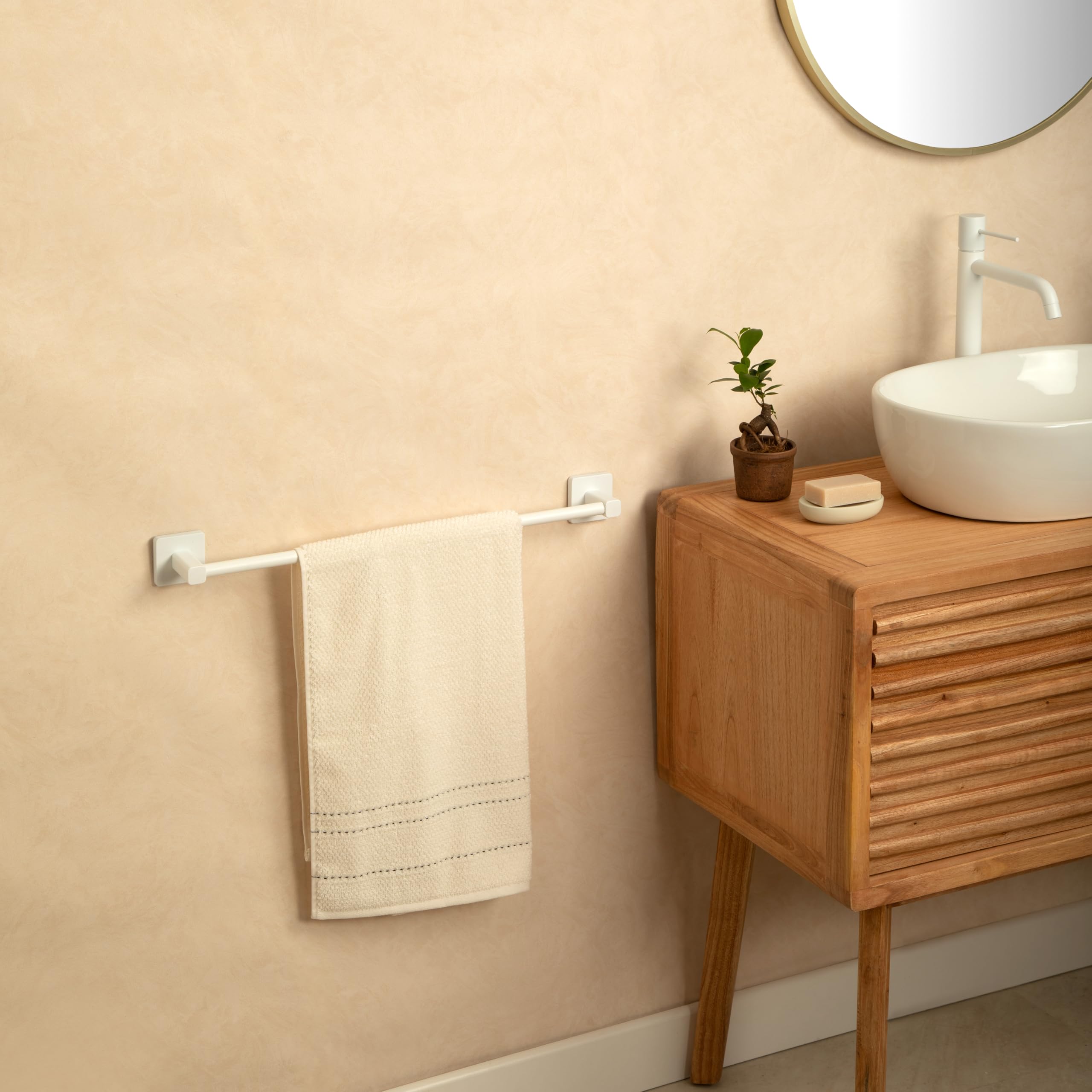 TATAY Toallero Grande Baño Sin Taladro con Sistema de Fijación 3M | Cómodo y Sin Taladrar | Acabado Mate y Elegante | 100% Inoxidable | Resistencia 10kg | 6 x 6,5 x 60cm - Colección Kalo - Blanco