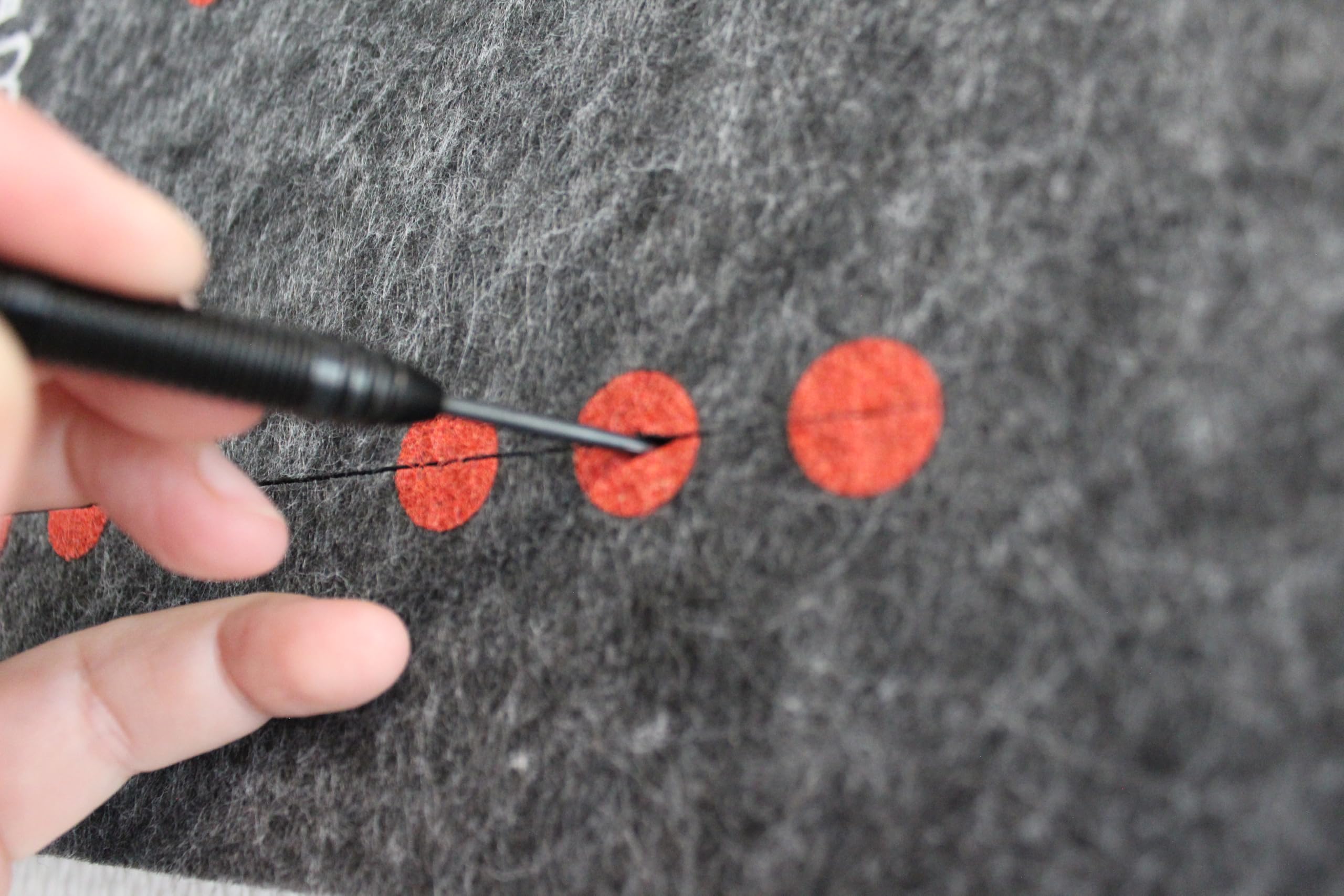 Dart Labor Vlies Darthalterung anthrazit ø 45 cm | Platz für 24 Darts in Vorstanzungen | Aufbewahrung von Steeldarts + Softdarts | Recyclingpolyester | Made in Germany