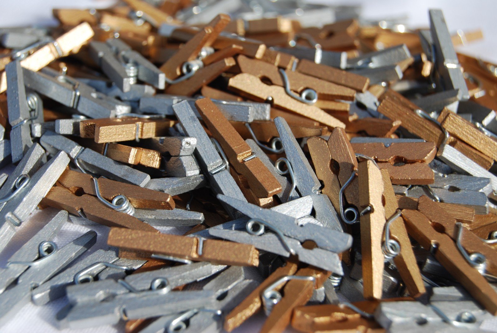 celloexpress Gold & Silver 25mm Mini Wooden Craft Pegs - Scrapbooking, Display Photos & Keepsakes (Pack of 100)