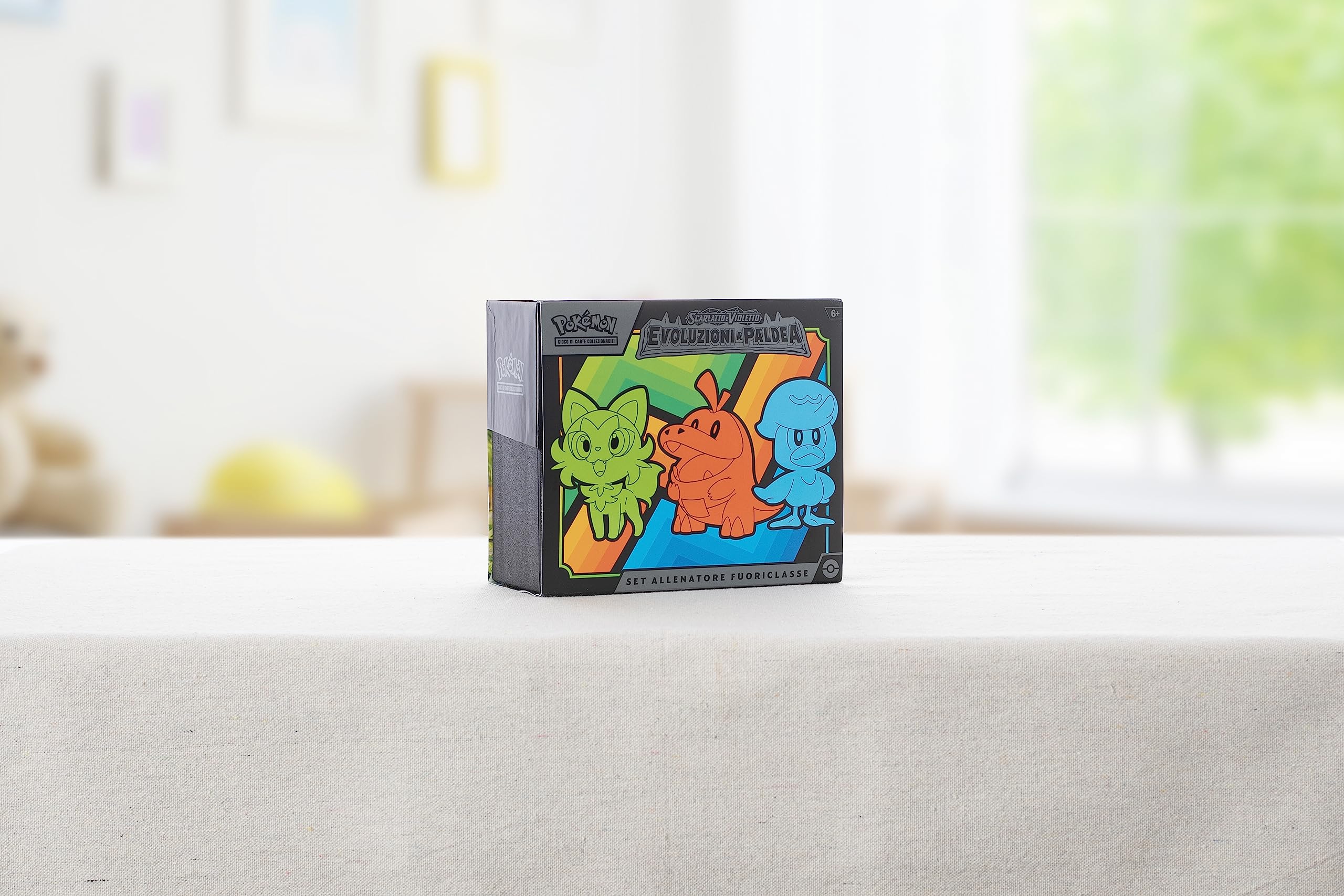 Set Allenatore Fuoriclasse dell’espansione Scarlatto e Violetto - Evoluzioni a Paldea del GCC Pokémon (nove buste di espansione e accessori premium), edizione in italiano