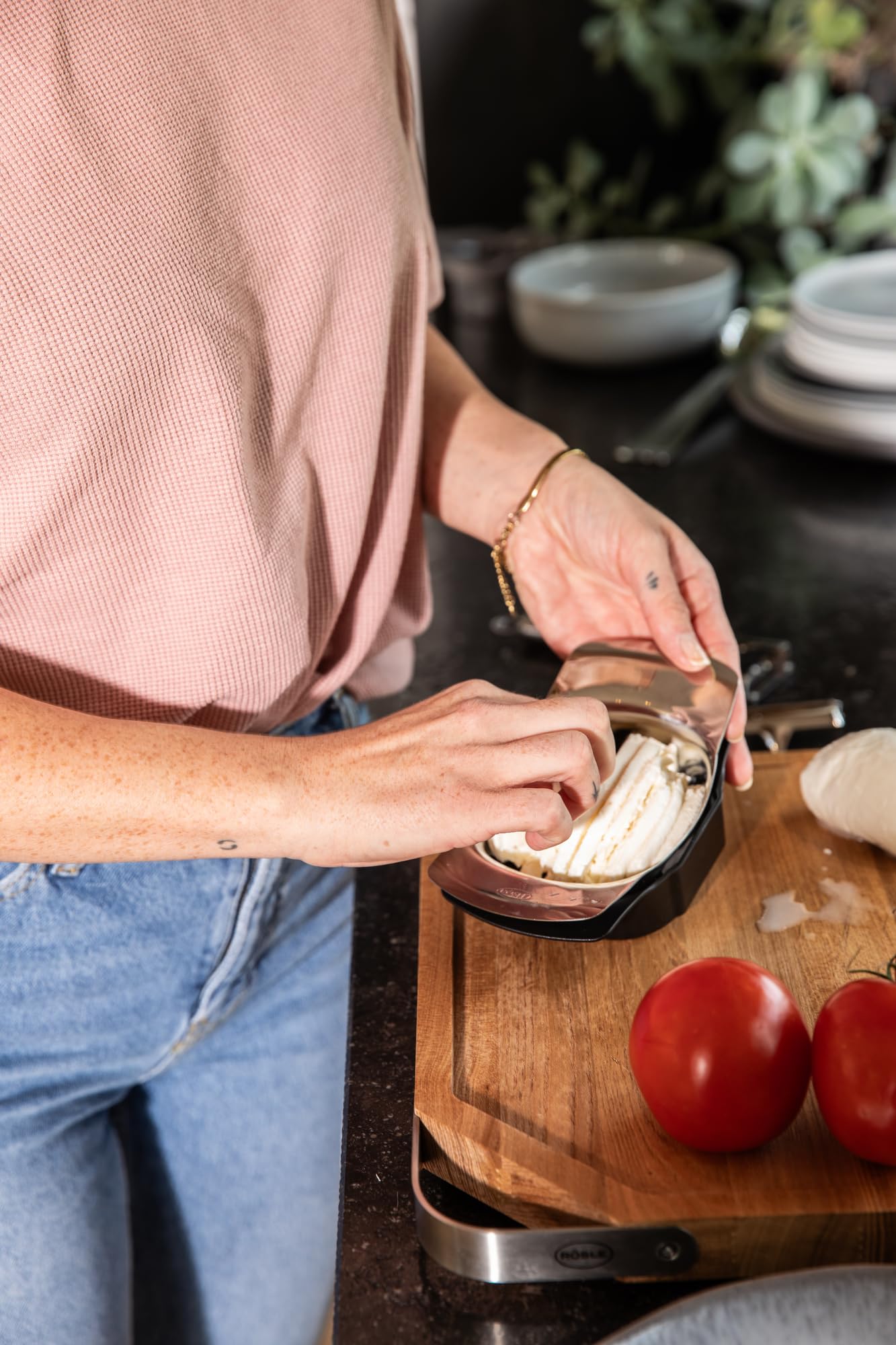 RÖSLE Tranche tomate et mozzarella, coupe-tomate pour couper en tranches uniformes, coupe-légume, plastique ABS, acier inoxydable 18/10