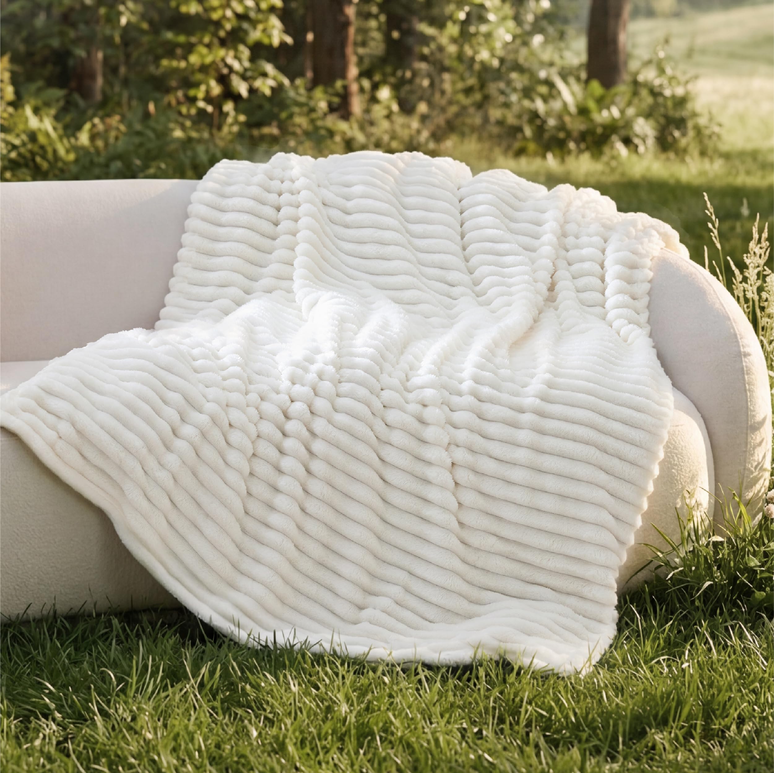 Bedsure Manta Sofá Polar Suave - Manta Gruesa y Esponjosa para Cama y Sofá, Cálida y Acogedora para Invierno, Diseño de Rayas Anchas, XL 150 x 200 cm, Blanco OEKO-TEX STANDARD 100
