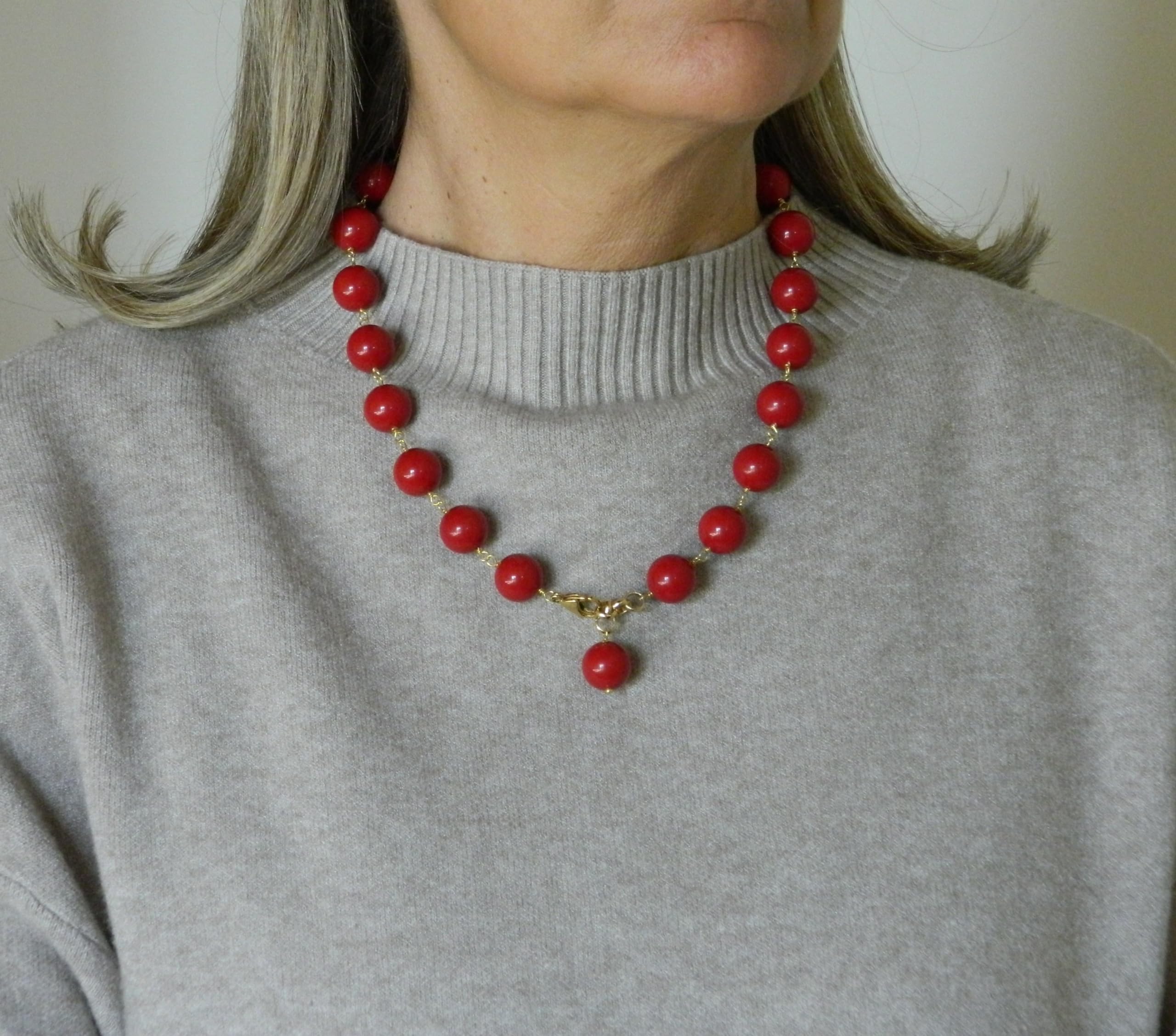 Collana girocollo donna con palline lisce 14 mm in pasta di corallo rosso scuro – Catenella e chiusura dorata – Lunghezza 52 cm – Gioielli artigianali Made in Italy – Nichel free – DodiGioielli