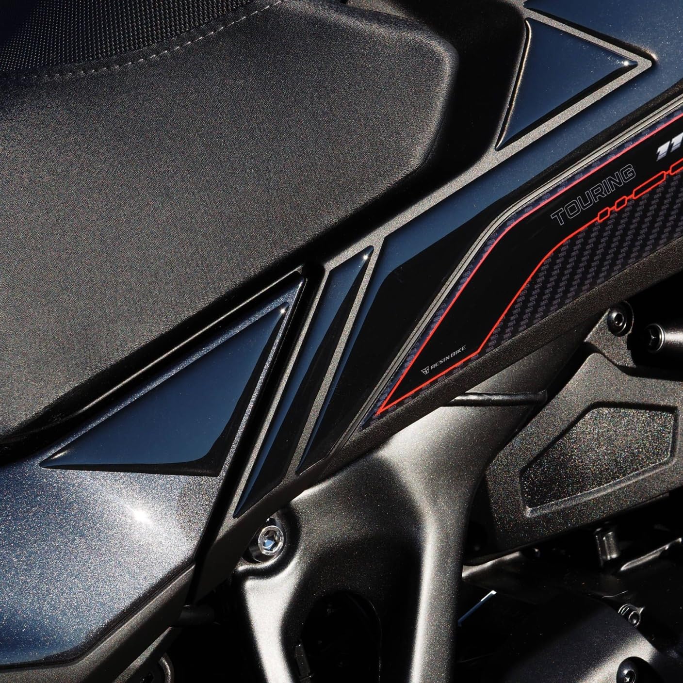 Resin Bike Naklejki Moto kompatybilne z Honda NT 1100 2025-2026. Chronią Osłony boczne zbiornika przed uderzeniami i zadrapaniami. Naklejki żywiczne z efektem 3D - wyprodukowane we Włoszech