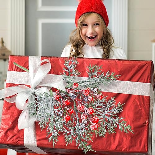 Miniatura 3 de Yinder 24 piezas de bayas rojas de Navidad de 17 pulgadas nevadas artificiales esmeriladas bayas rojas de acebo picas de cedro, tallos de pino,