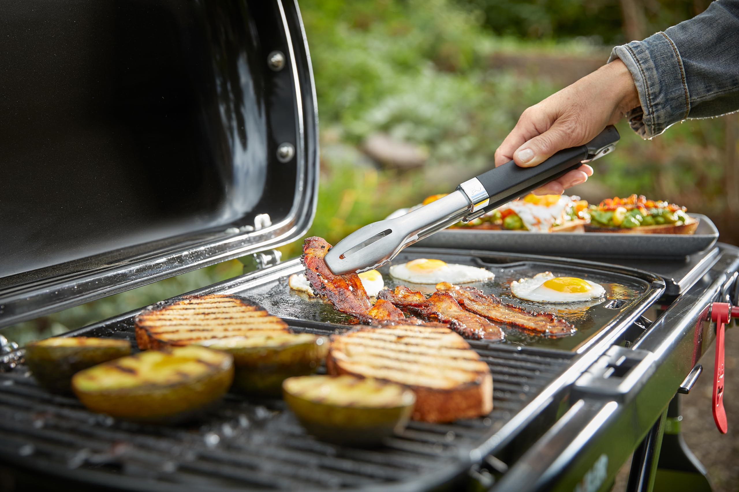 Weber Traveler barbecue à gaz/design pliable et portable avec roues, verrouillage automatique du couvercle et thermomètre intégré, 1 brûleur, largeur 111 cm, surface de cuisson 2065 cm², noir