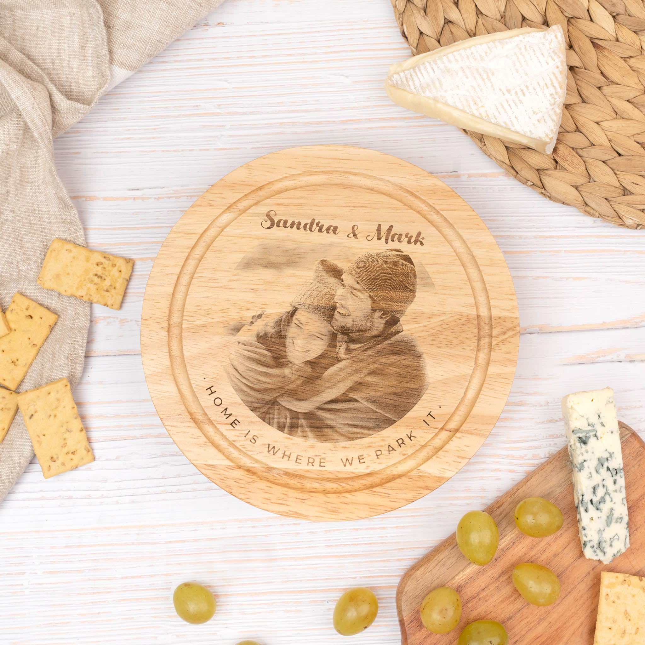 Wanapix | Personalisiertes Käsebrett mit Foto und Text | Käsemesser Set Inklusive (4 Käseutensilien) | Holz mit Gravuren | 22ø x 3,5 cm | 100% personalisiert