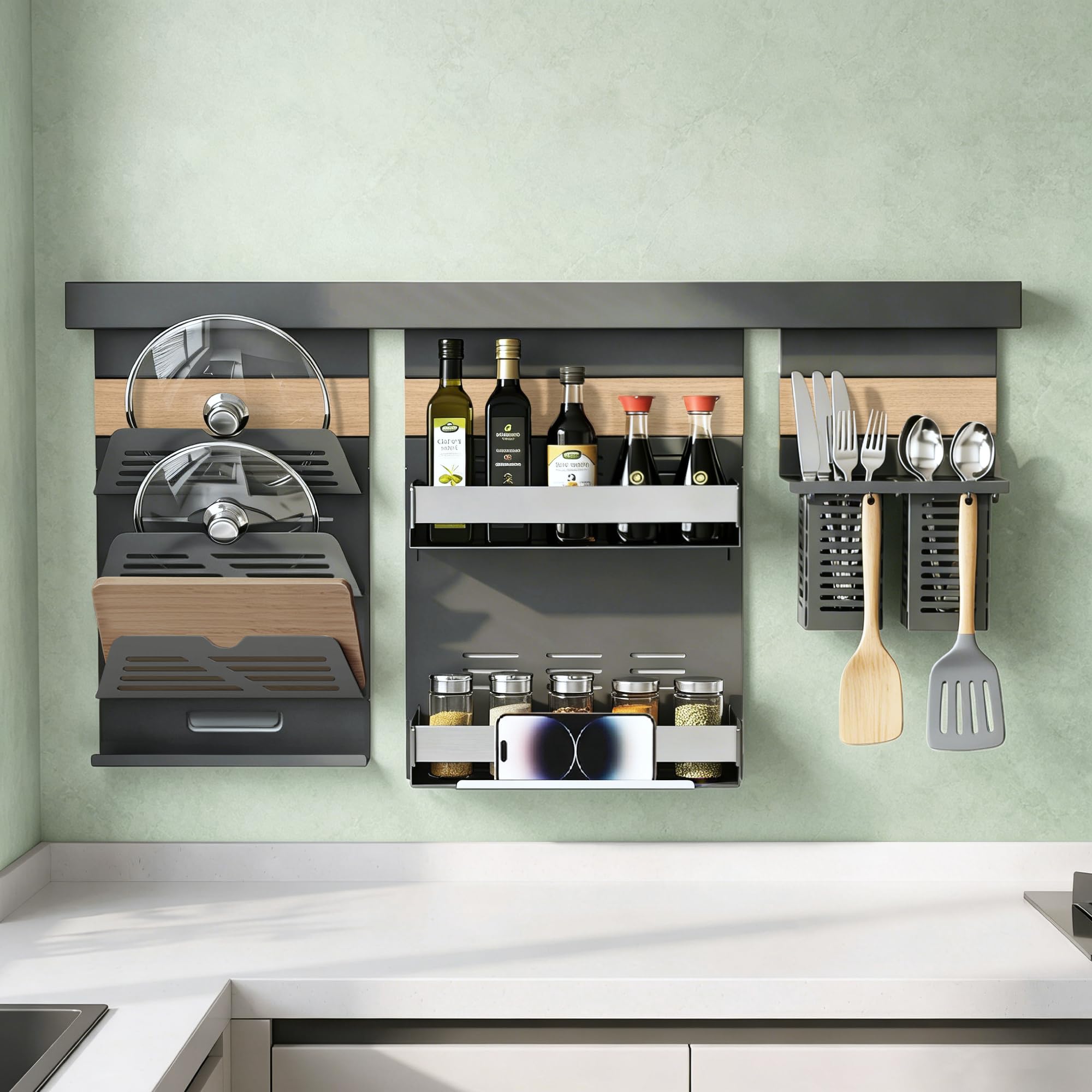 Mai & Mai 2-Stöckiges Gewürzregal mit Topfdeckelhalter und Besteckhalter | Küchen Organizer abnehmbar, Küchenregal Wand Metall inkl. Handyhalter und 5 Haken, Schiene 82 cm Grau Reglo-09-11-12