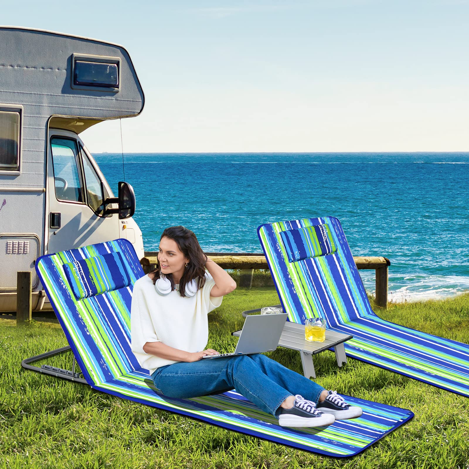 GYMAX Tappetino da Spiaggia Reclinabile, Set di 2 Sedie e Tavolino, Angolo Regolabile, Design Pieghevole Multifunzione, Adatto per Spiaggia, Parchi, Cortili, Campeggio (Blu e verde)
